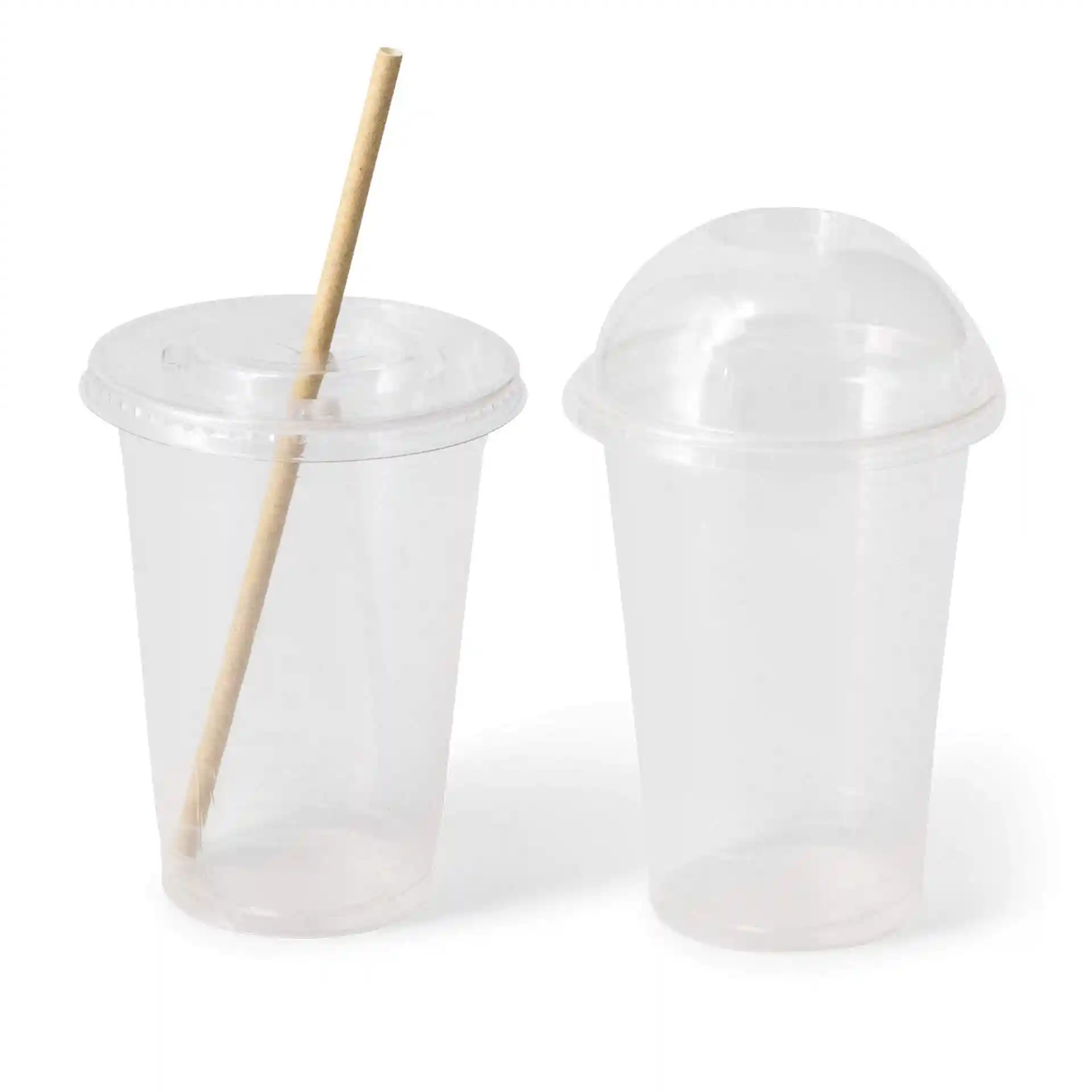 Bicchieri di plastica trasparenti da 16 oz con una cannuccia, uno con coperchio a cupola e uno con coperchio piatto.