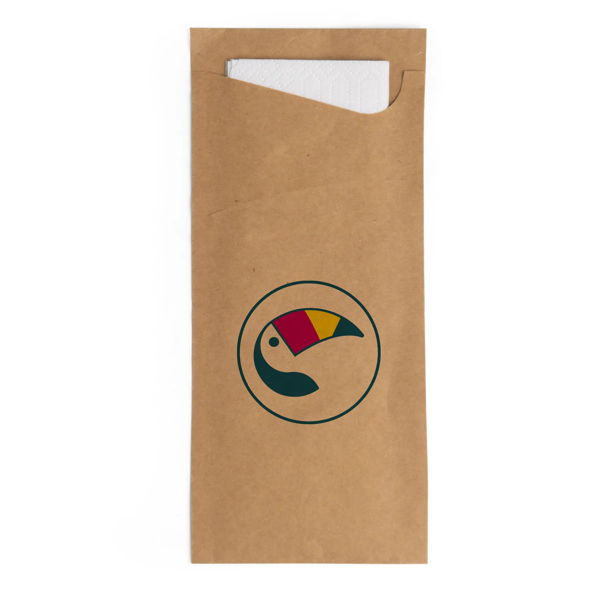 Sleeve per posate in carta kraft marrone con un logo di uccello colorato, con un tovagliolo bianco parzialmente visibile all'interno.