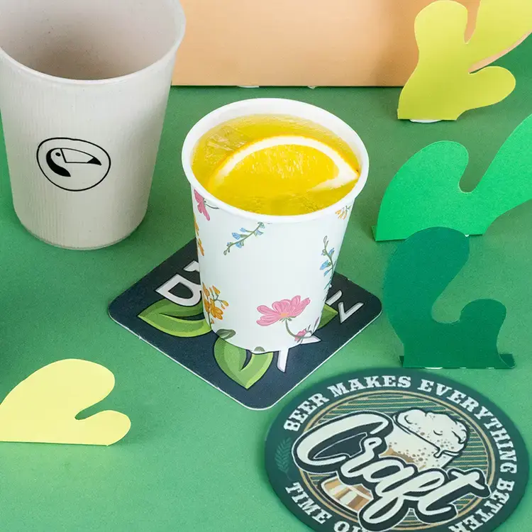 Sottobicchiere con il testo "Craft" e un'illustrazione di birra, circondato da elementi decorativi e una bevanda alla menta.