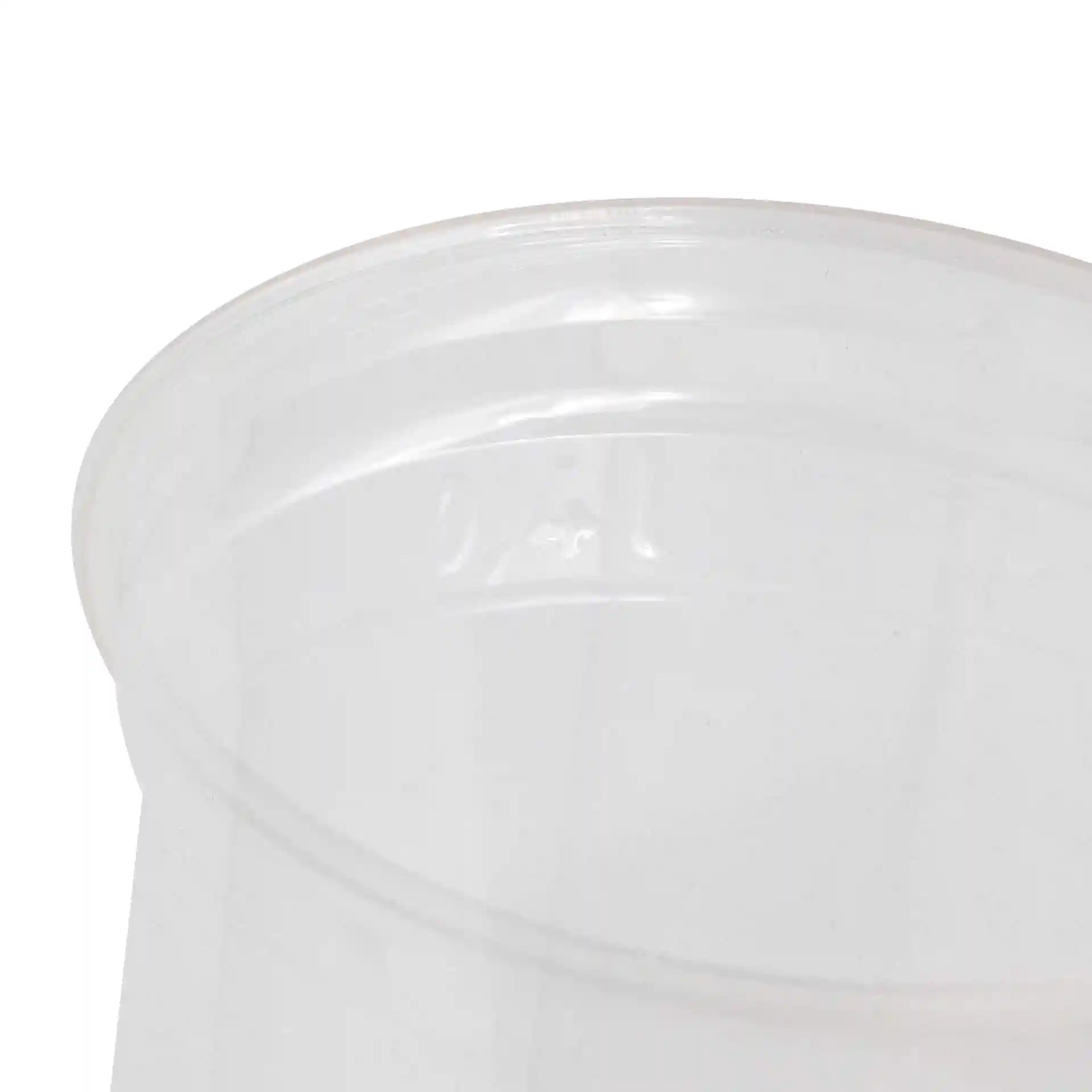 Bicchiere di plastica trasparente con un diametro di 95 mm e un'altezza di 126 mm, mostra il bordo e la superficie interna.