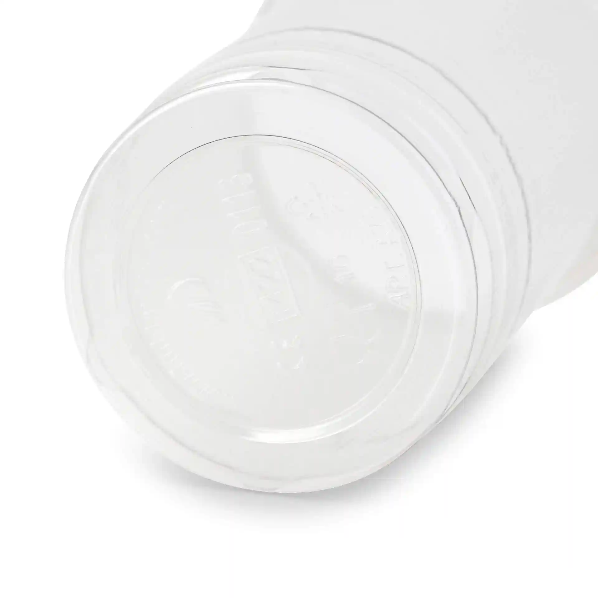 Bicchiere di plastica trasparente con base rotonda, che mostra i dettagli e le marcature sul fondo.