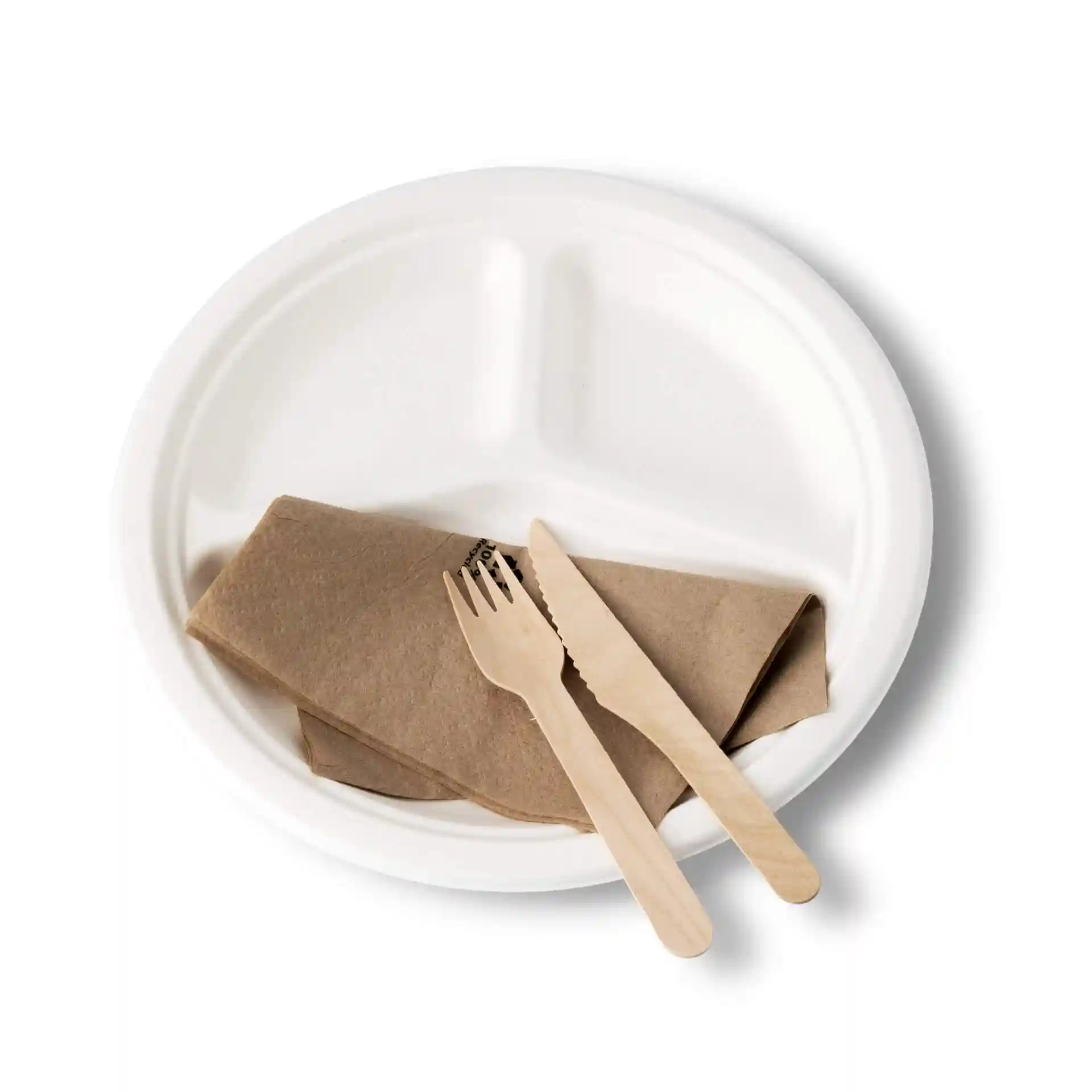 Piatto rotondo bianco in canna da zucchero con tre scomparti, un tovagliolo marrone e posate in legno.