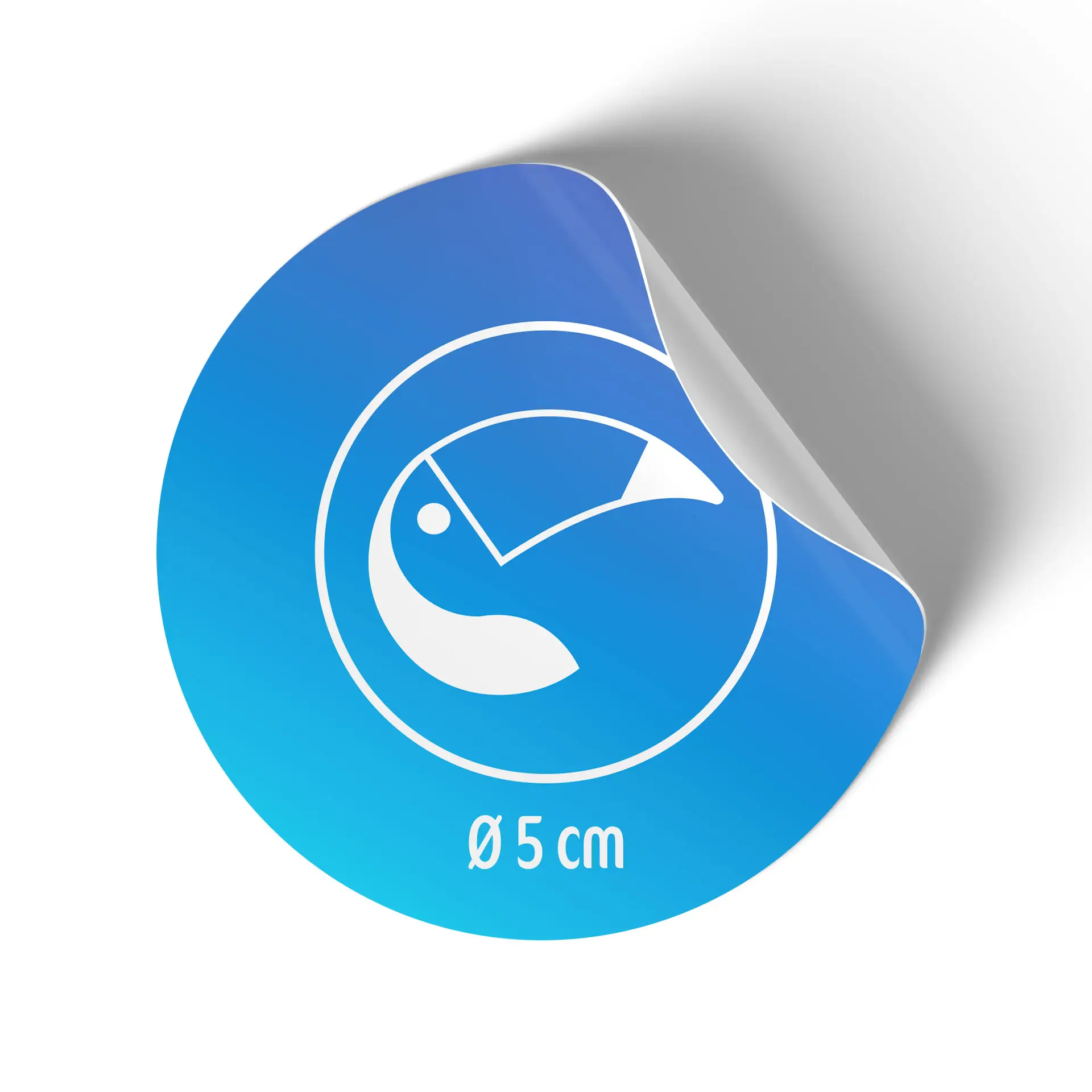 Etichetta rotonda lucida, diametro di 5 cm, con un design grafico bianco su sfondo blu, con un angolo sollevato.