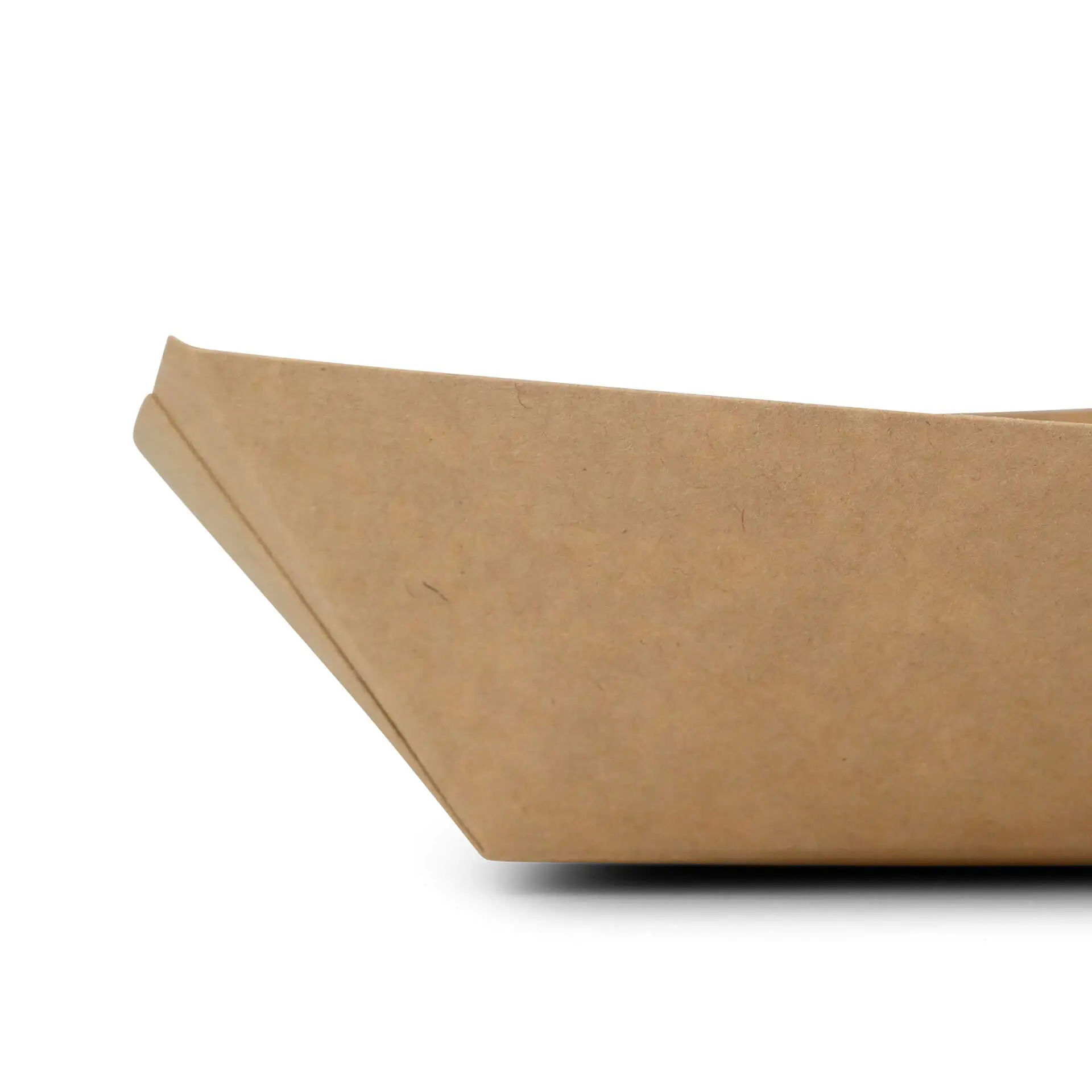 Vassoio per snack in cartone marrone con rivestimento in PE; progettato per servire vari snack, misura 17 x 12 x 4 cm.