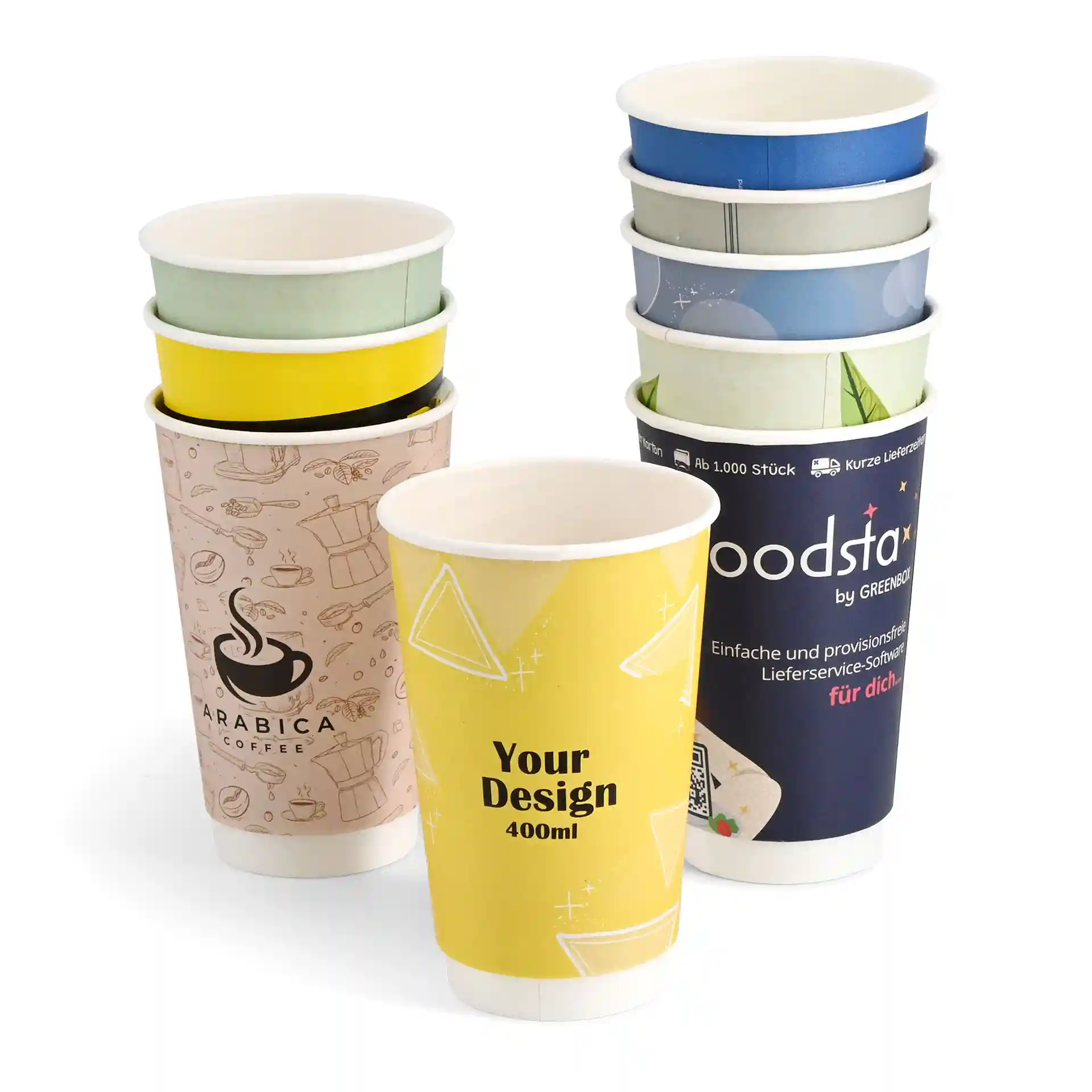 Pila di bicchieri di carta personalizzati in vari design, con un bicchiere giallo a motivi geometrici e un bicchiere a tema caffè.