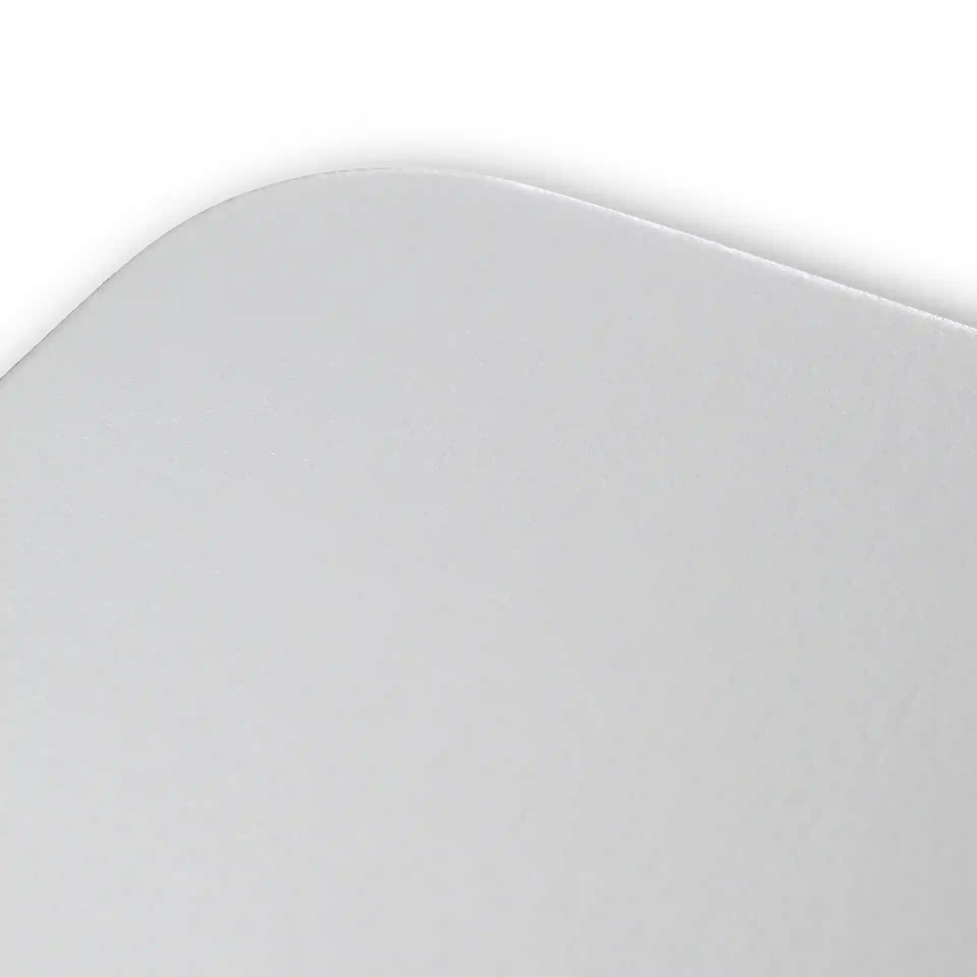 Primo piano di un angolo arrotondato di un coperchio in cartone di alluminio bianco per un contenitore da 845 ml.