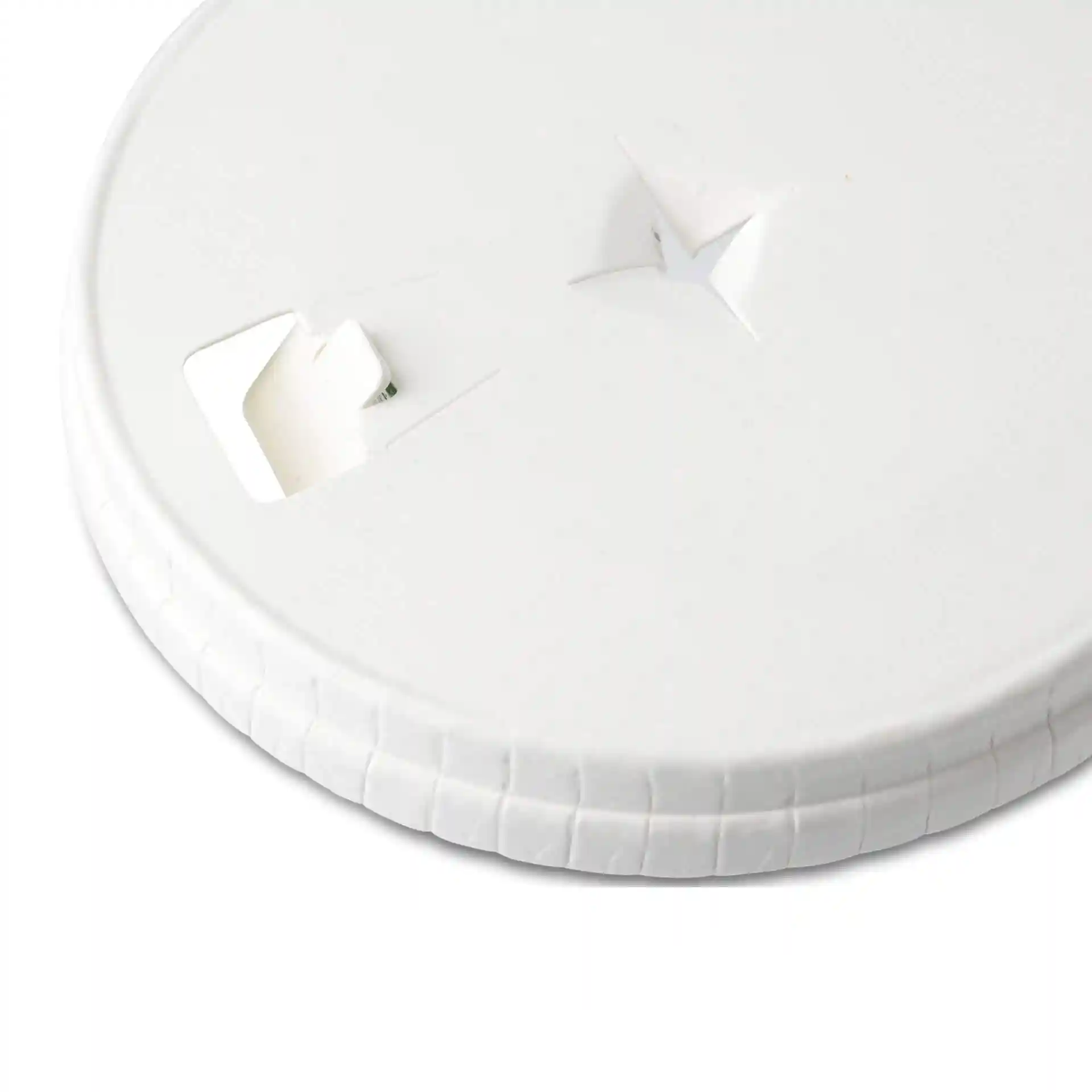 Coperchio bianco in carta con foro per bere e cannuccia, con bordo testurizzato e diametro di 81 mm.