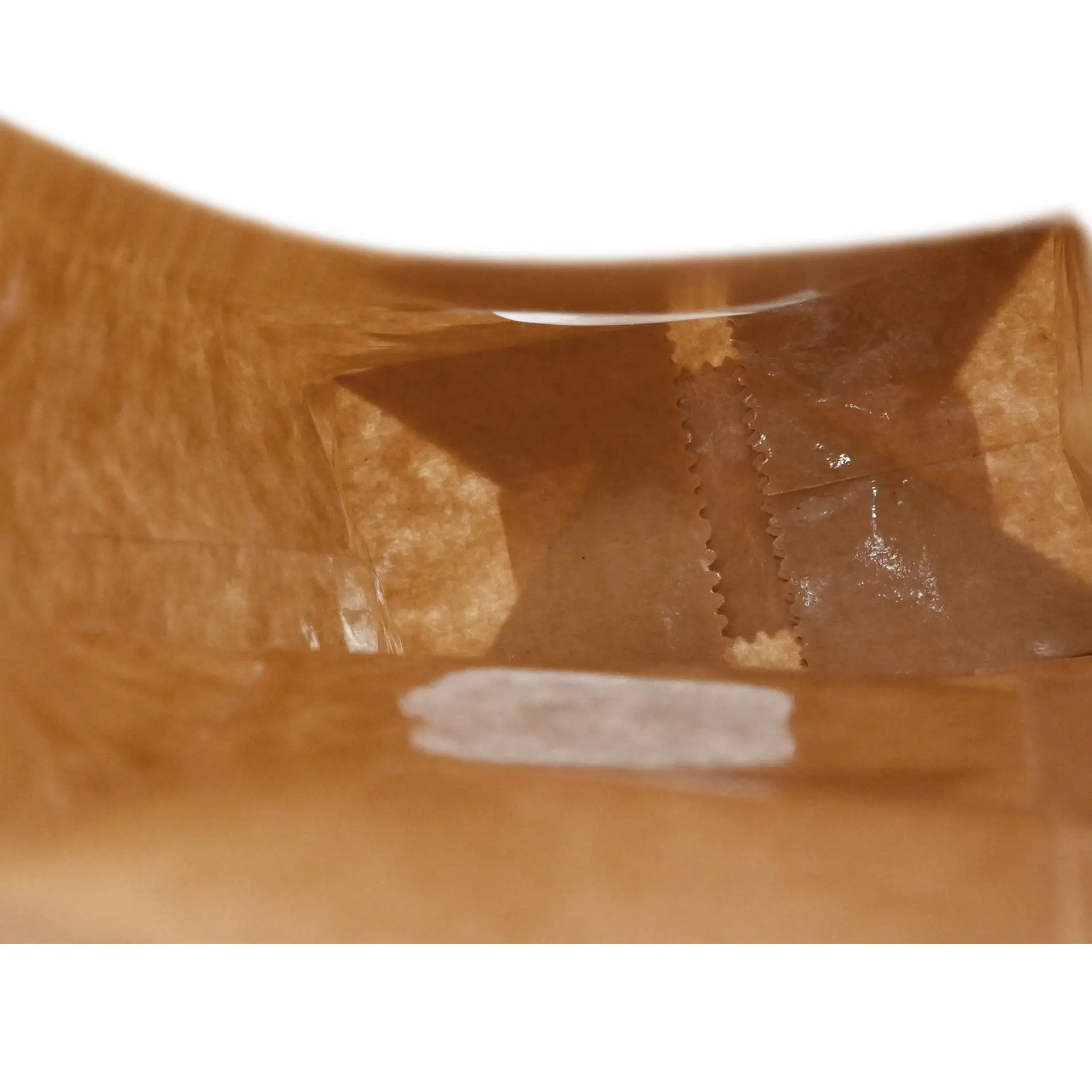 Vista interna di una borsa in carta kraft marrone con finestra e chiusura in metallo, misura 8,5 x 5 x 24 cm.