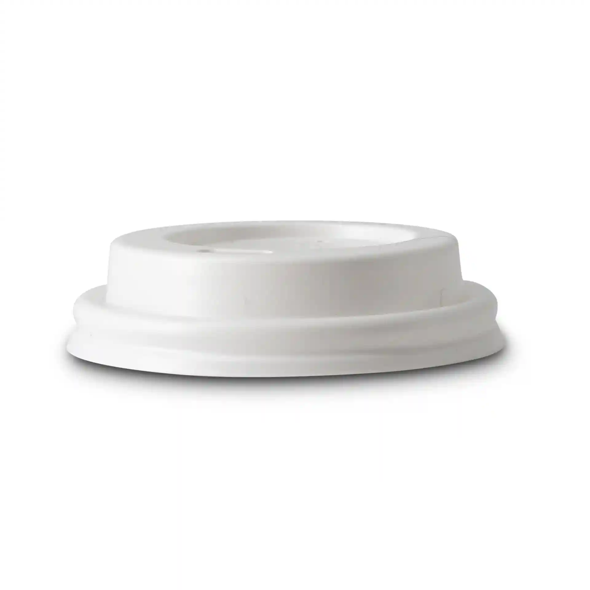 Coperchio rotondo in PS bianco con foro per bere, misura 62 mm di diametro e 16 mm di altezza.