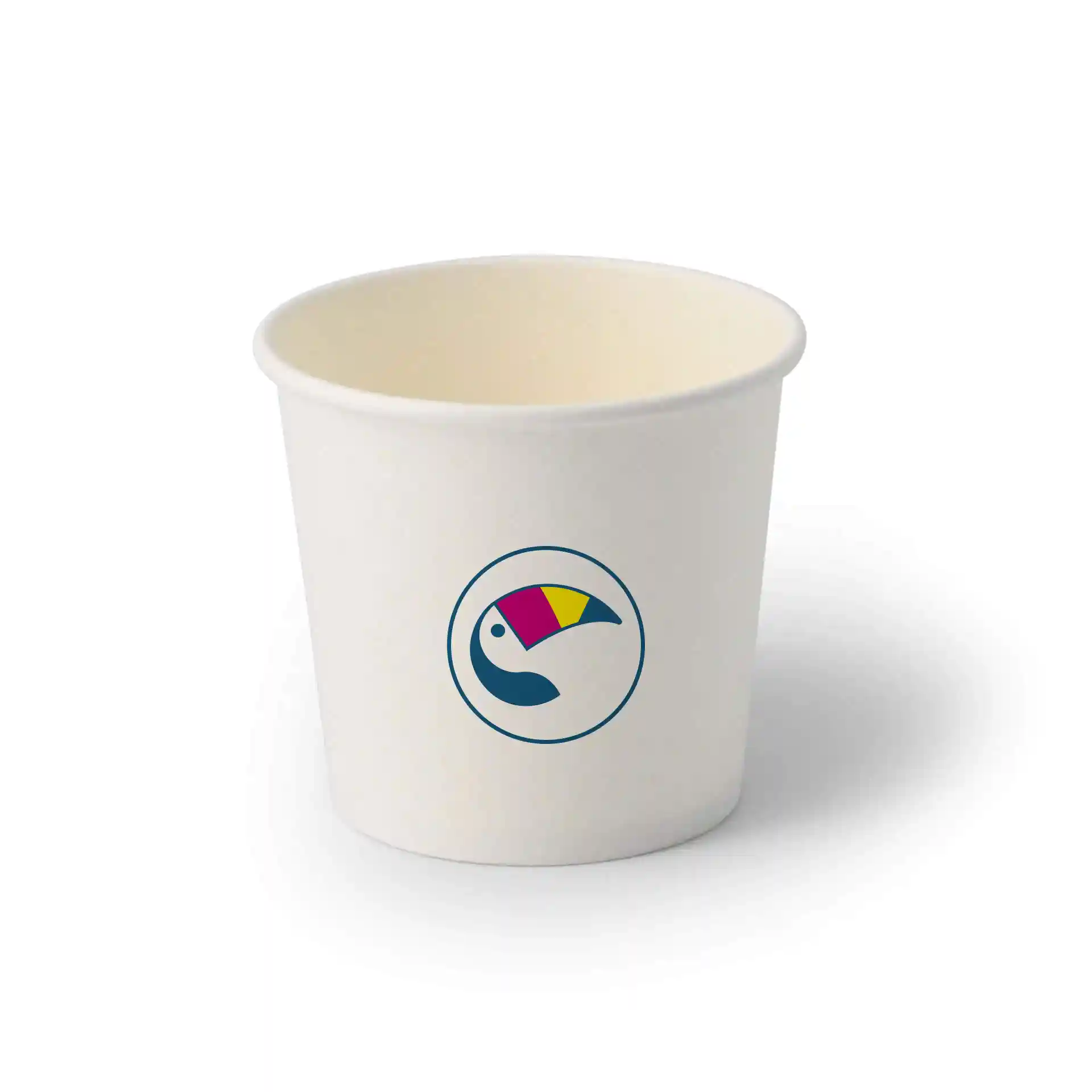 Bicchiere di cartone bianco di forma rotonda con un logo stampato che presenta un design di uccello.