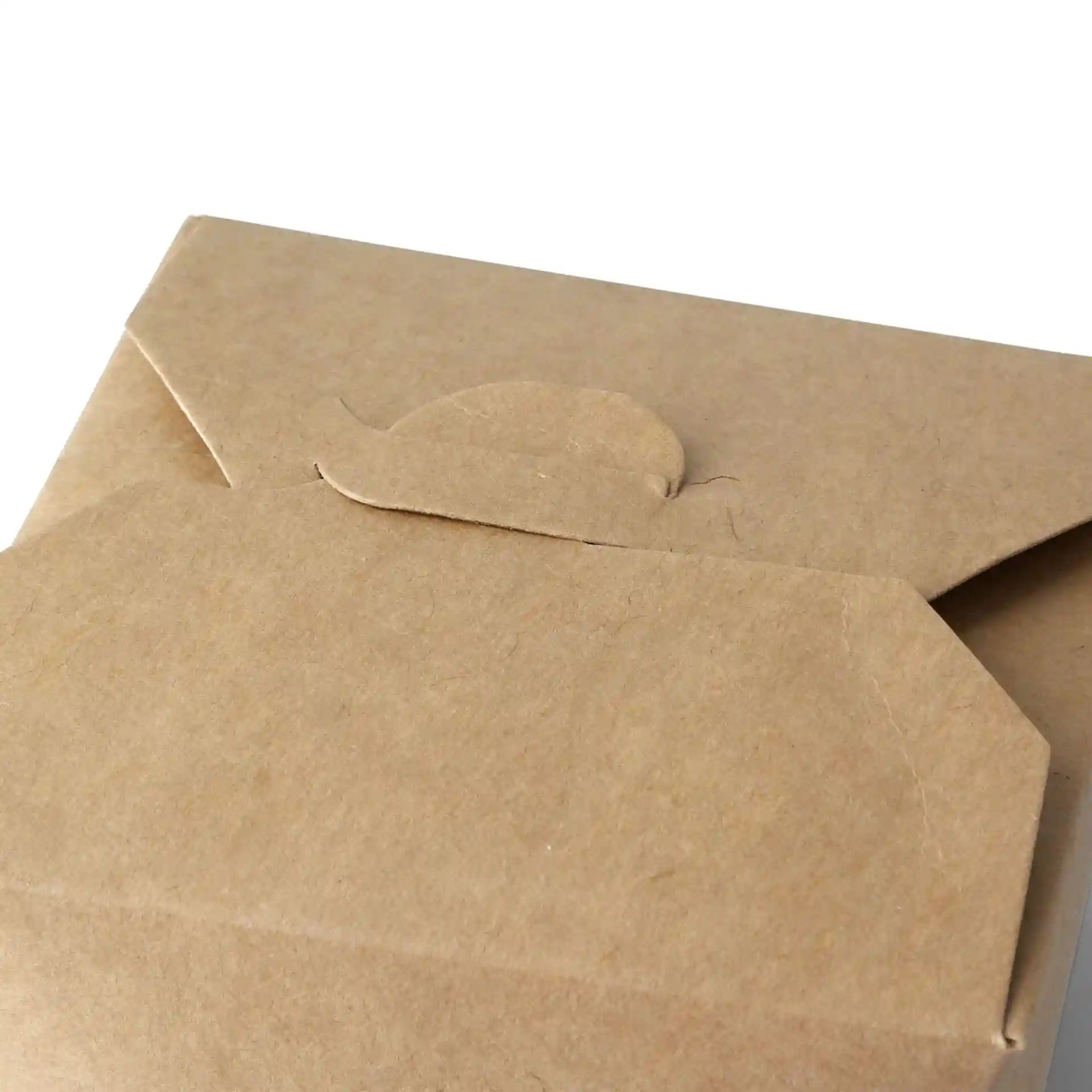 Scatola di noodle in cartone marrone con chiusura a ribalta, forma rettangolare, dimensioni di 95 mm per 90 mm.