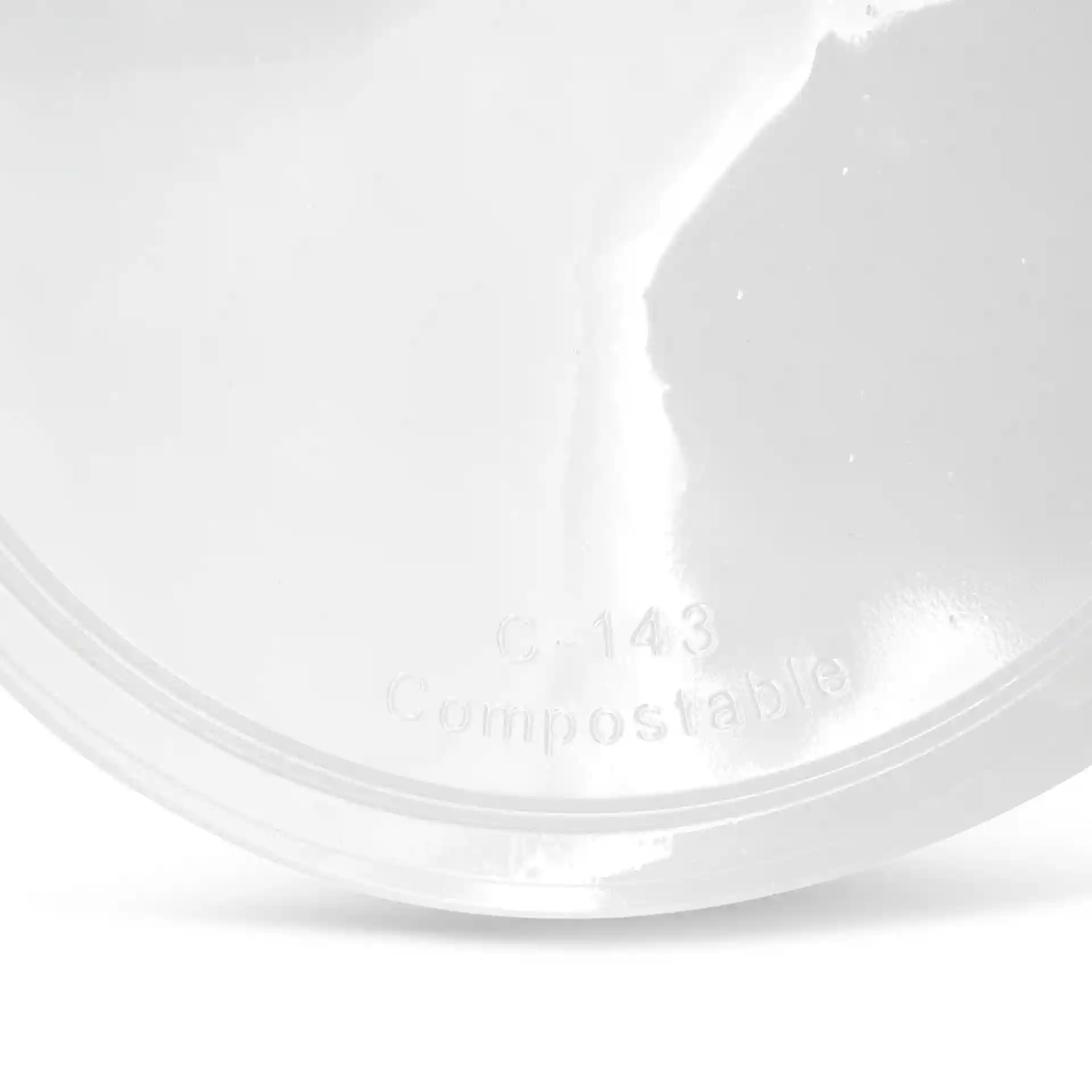 Coperchio rotondo trasparente per bicchieri, con un diametro di 143 mm e un'altezza di 16 mm.