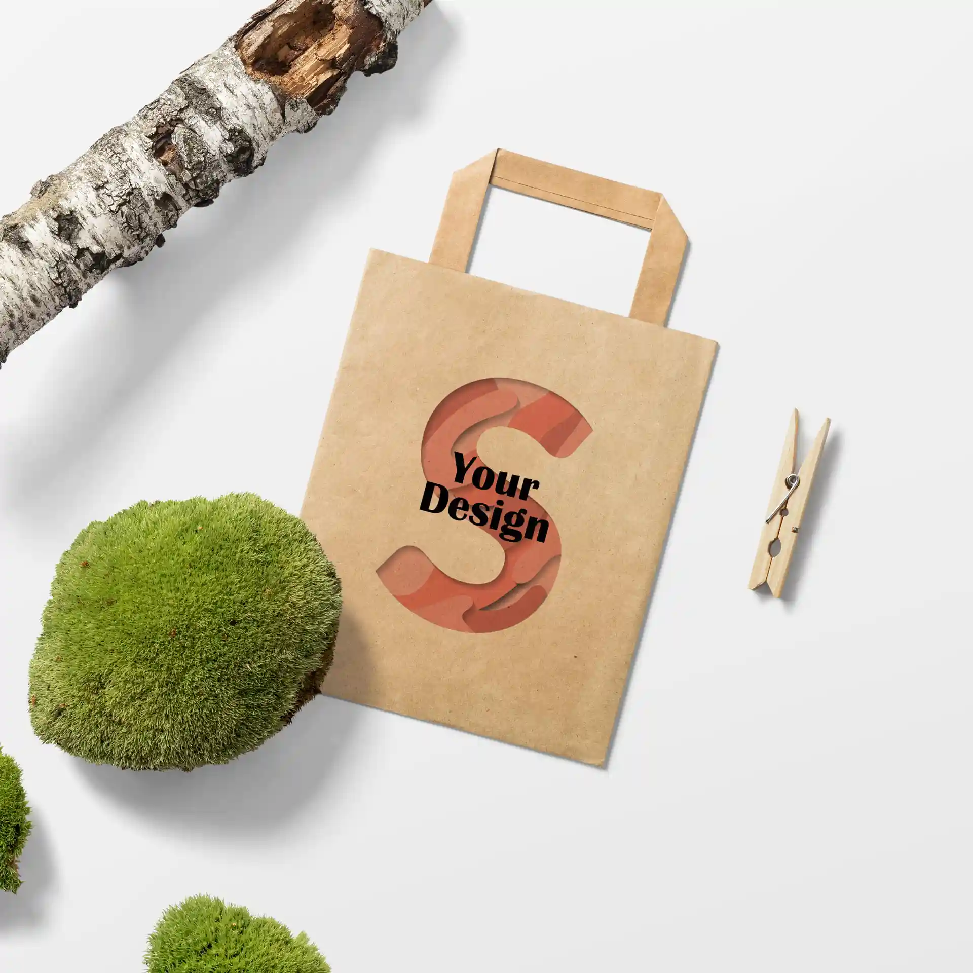 Busta di carta marrone di forma rettangolare, con un design che presenta la lettera 'S' e il testo 'Il Tuo Design'.