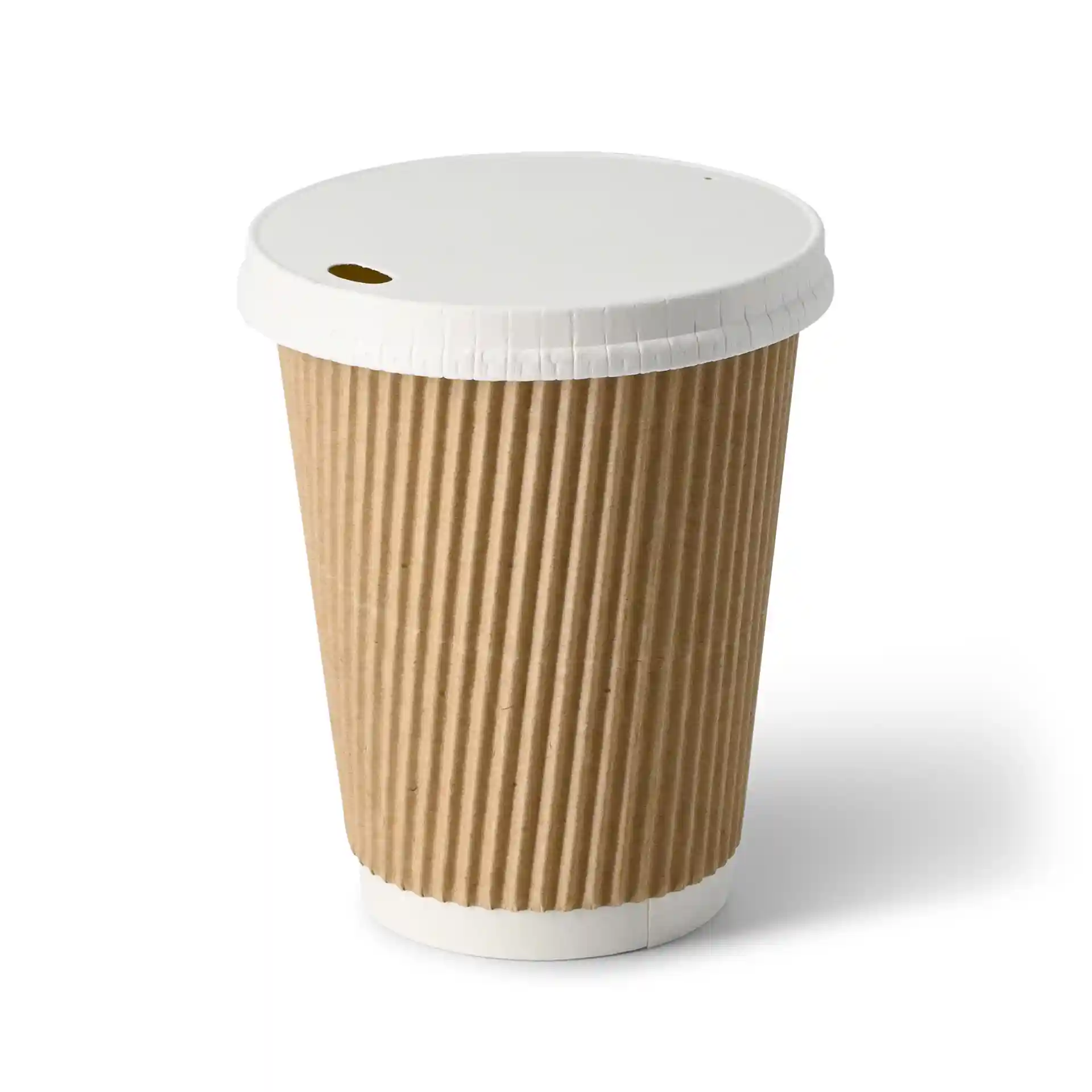 Bicchiere marrone a ondulazione con coperchio bianco, capacità di 12 oz, forma rotonda e foro nel coperchio.