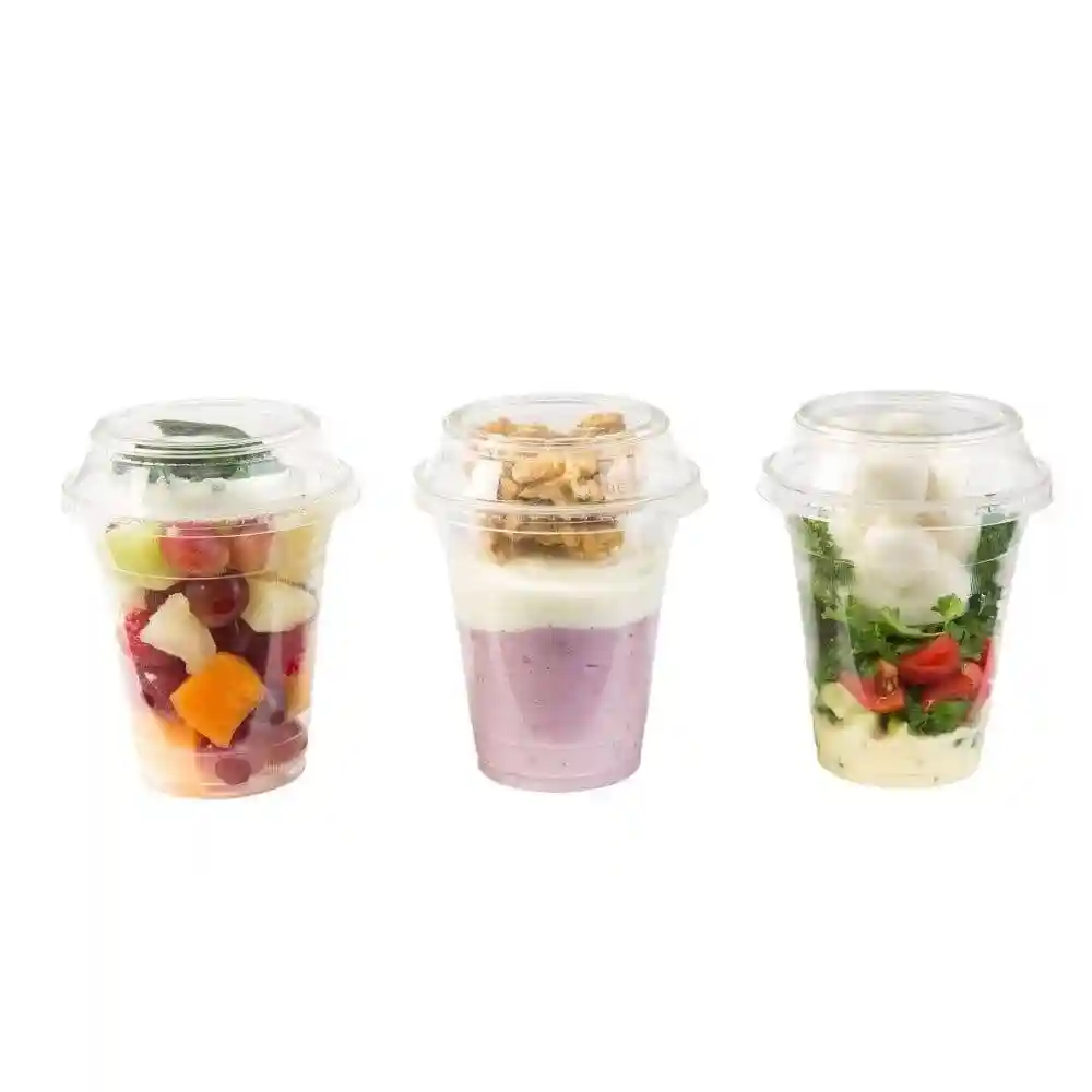 Tre bicchieri trasparenti contenenti frutta assortita, yogurt con granola e un'insalata con palline di mozzarella.