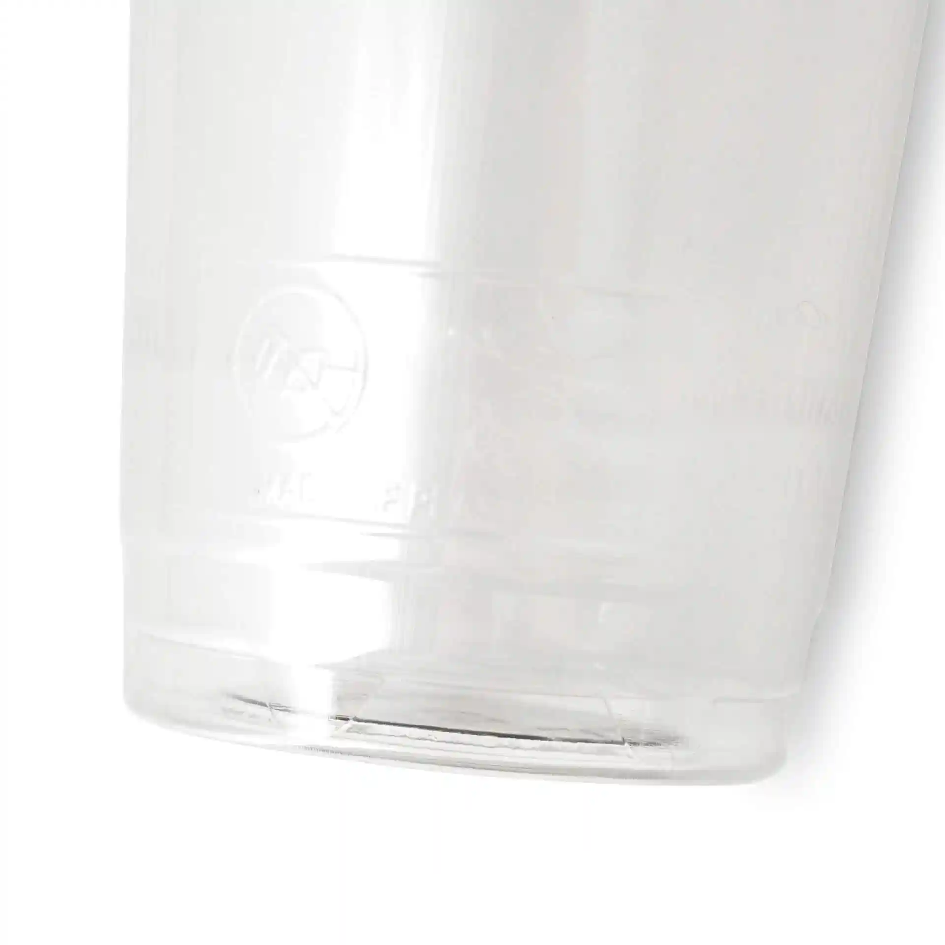 Bicchiere rPET trasparente da 20 oz con un'altezza di 151 mm e un diametro di 94 mm in cima.