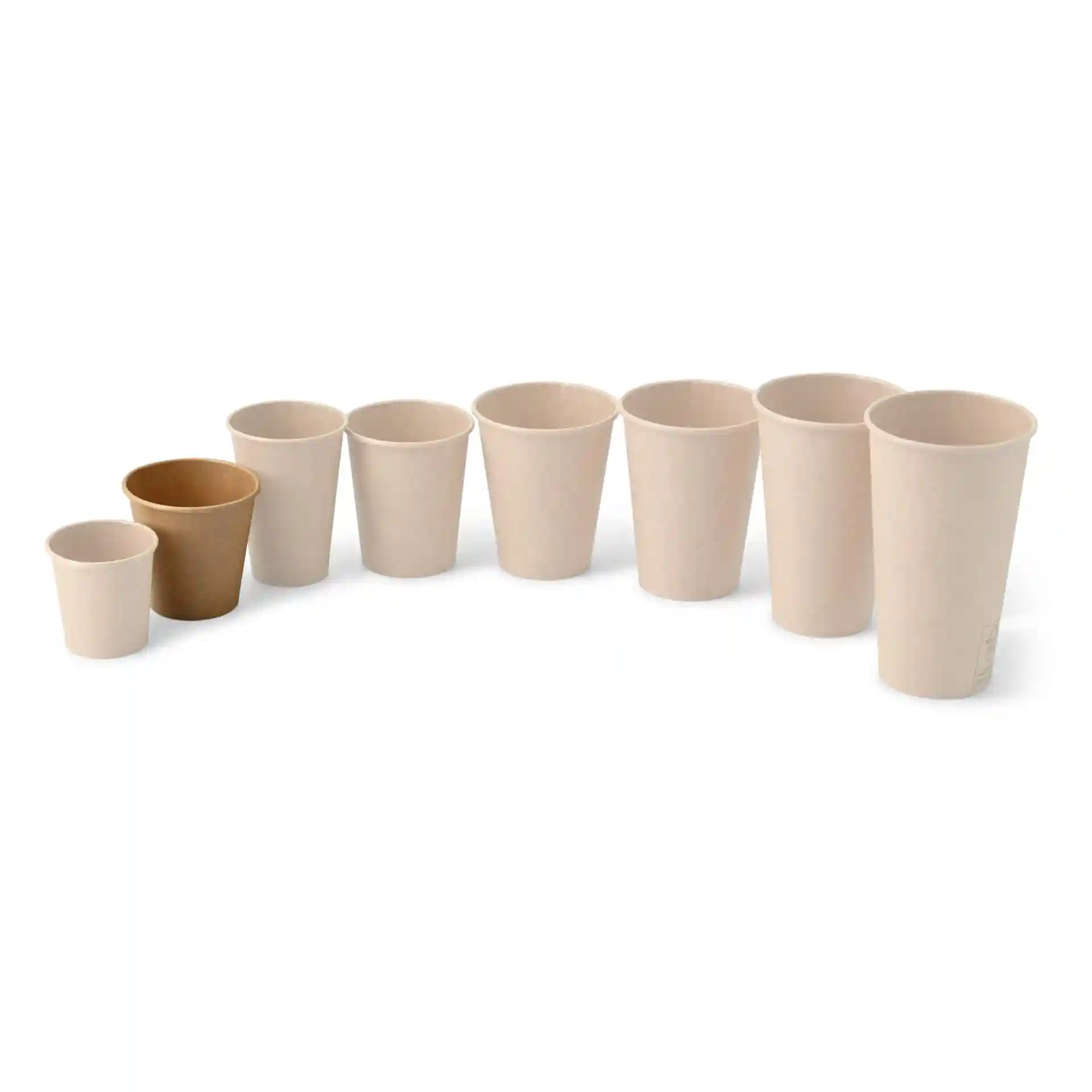 Set di otto bicchieri di carta rotondi di diverse dimensioni, incluso un bicchiere marrone, su sfondo bianco.
