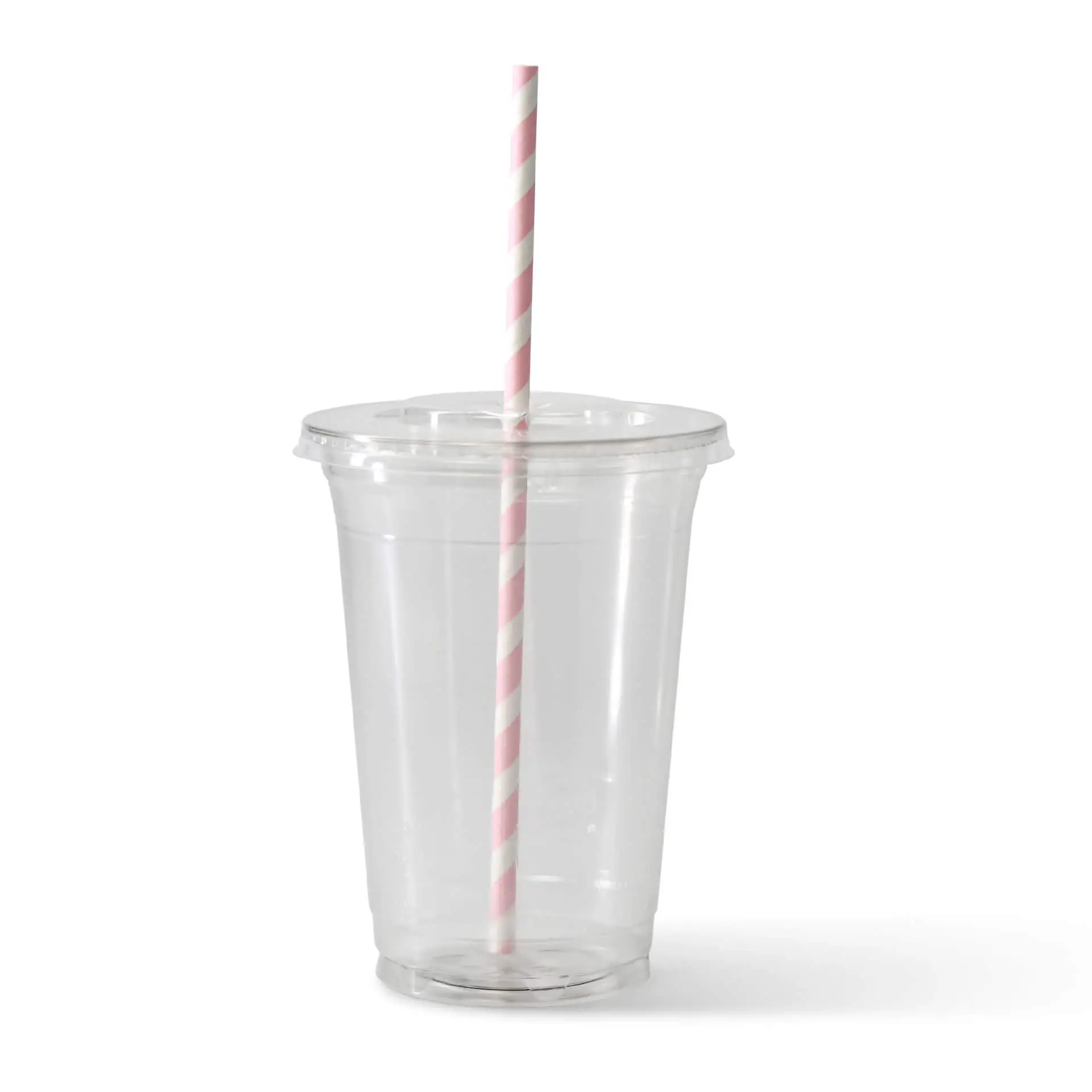 Un bicchiere di plastica trasparente con una cannuccia di carta a righe pastello; progettato per bevande fredde, ecologico e biodegradabile.