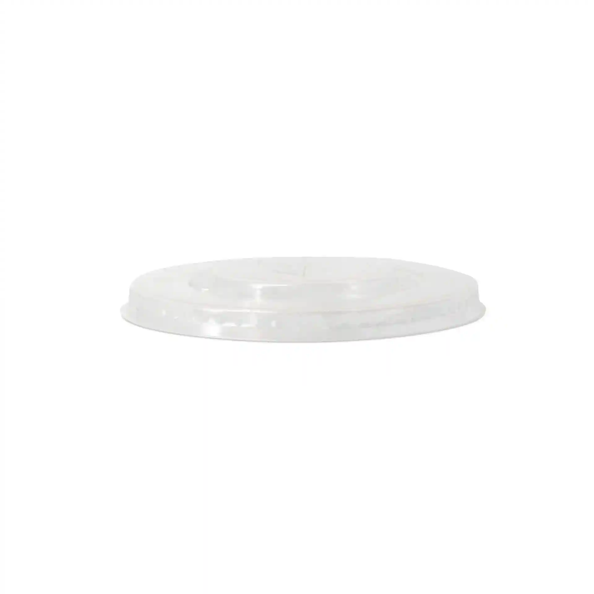 Coperchio piatto in rPET trasparente con fessura per cannuccia, diametro 95 mm e altezza 10 mm.