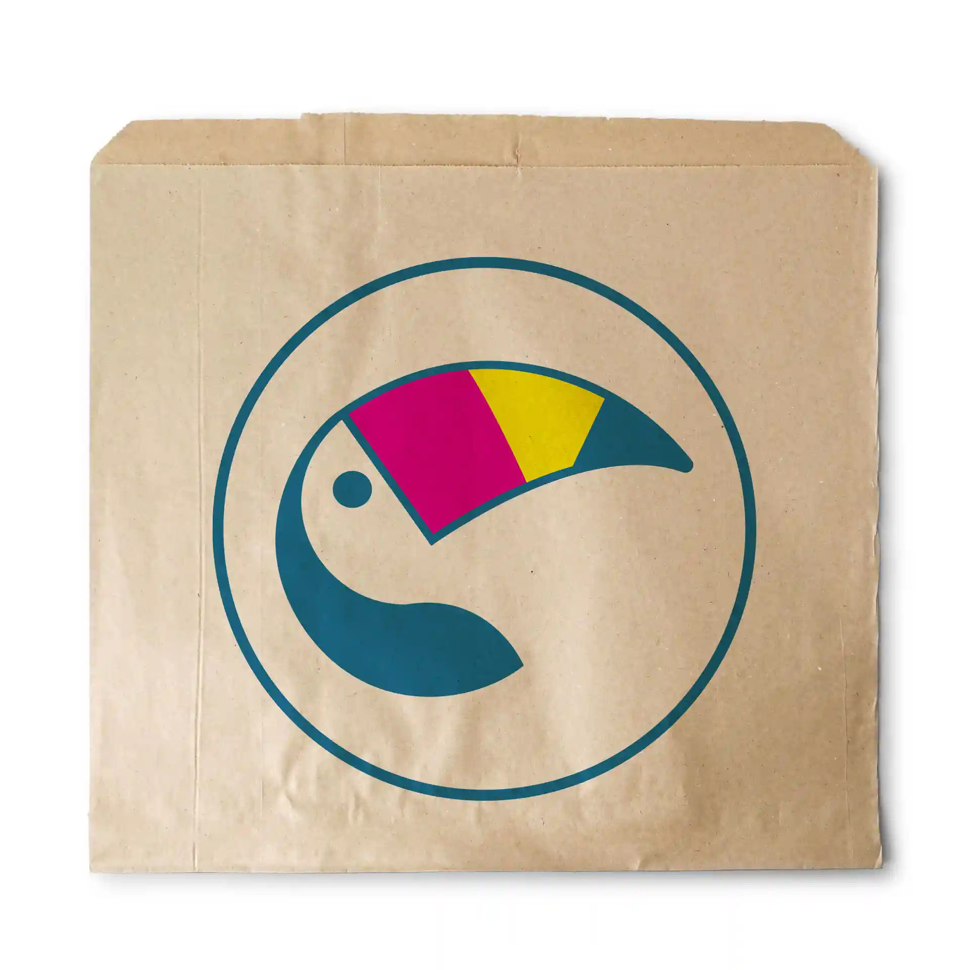 Borsa piatta marrone con un design circolare che presenta un tucano stilizzato in turchese, rosa e giallo.