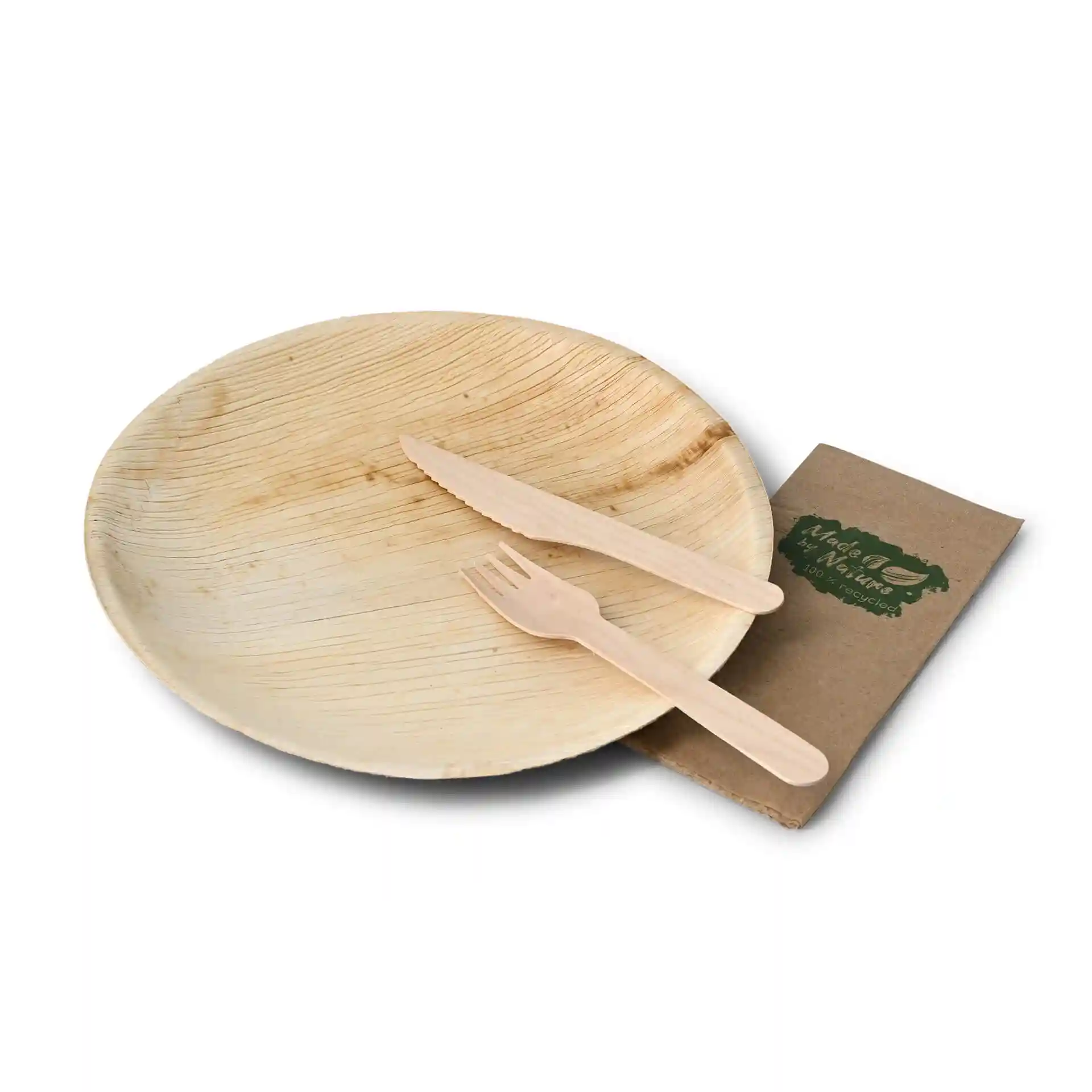 Piatto rotondo in foglia di palma con un diametro di 23 cm, accompagnato da un coltello e una forchetta in legno su una base di carta kraft.