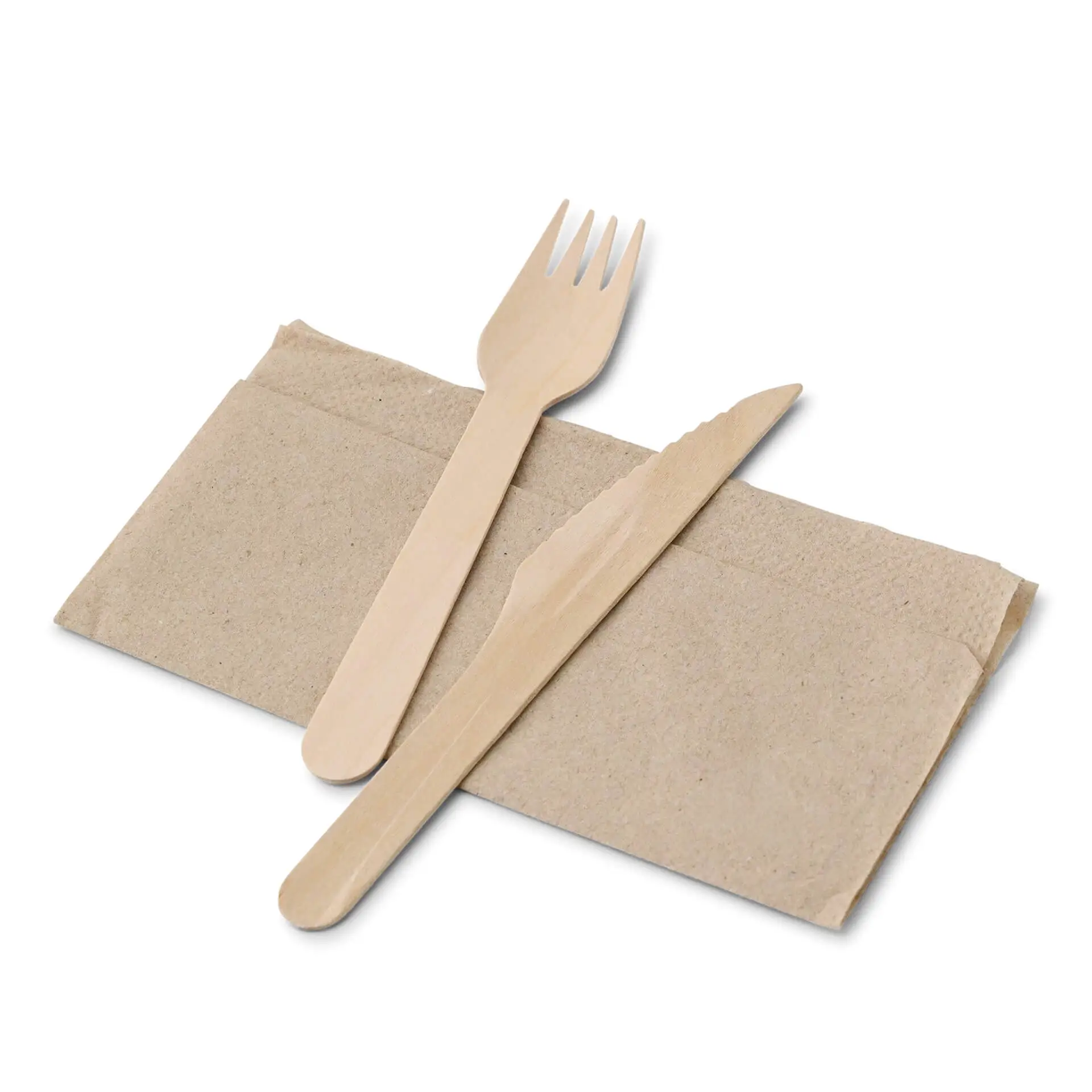 Set di posate in legno composto da una forchetta e un coltello su un tovagliolo di carta rettangolare non sbiancato.