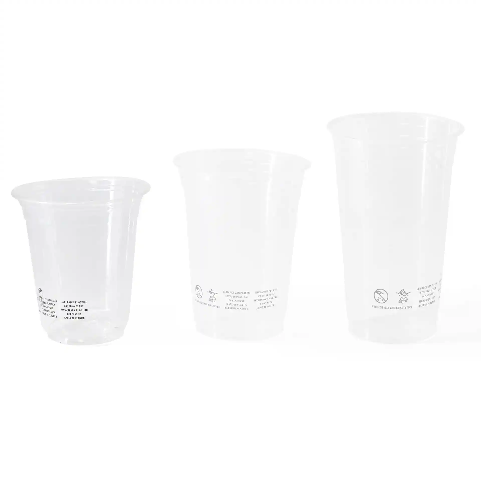 Tre bicchieri in plastica PLA trasparente di diverse dimensioni, con segni visibili sul fondo.