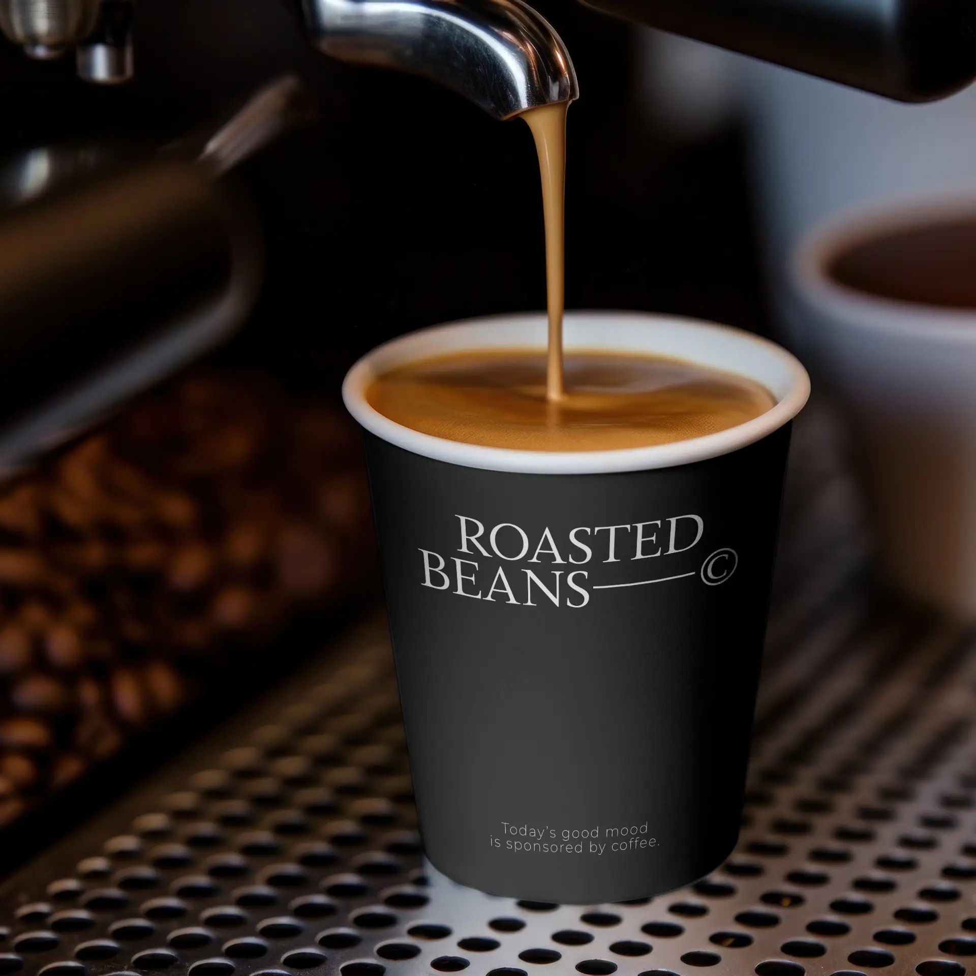 Un bicchiere di carta nero con logo e testo, pieno di caffè, sotto la macchina per espresso. Fagioli sullo sfondo.