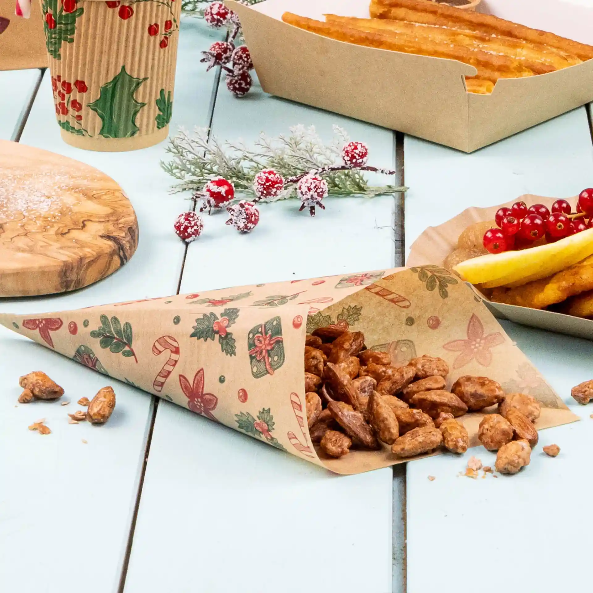 Busta marrone impermeabile con design invernale, contenente noci, posata su una superficie azzurra con cibo e decorazioni.
