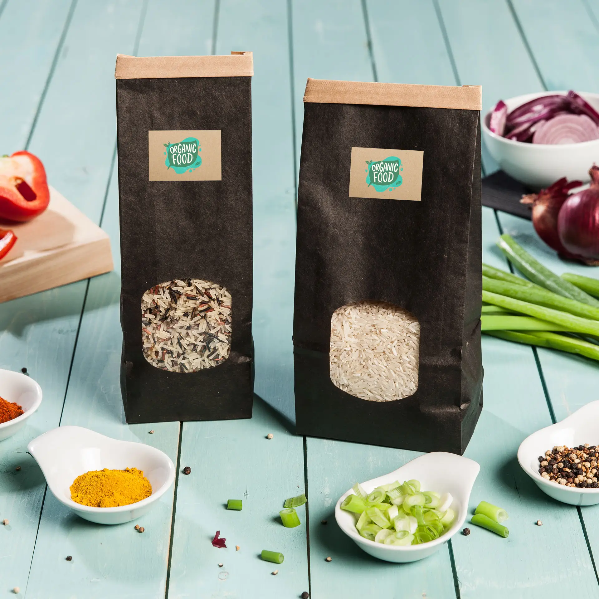 Due sacchi di riso su un tavolo di legno, uno con cereali misti e l'altro con riso bianco, circondati da ciotole di spezie e verdure.