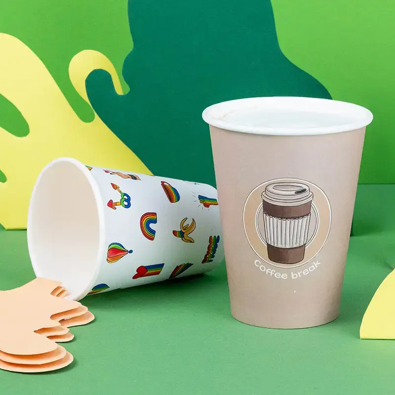Bicchiere di carta rosa a doppio strato con design personalizzato, guarnito con panna montata e spezie, appoggiato su una superficie blu.