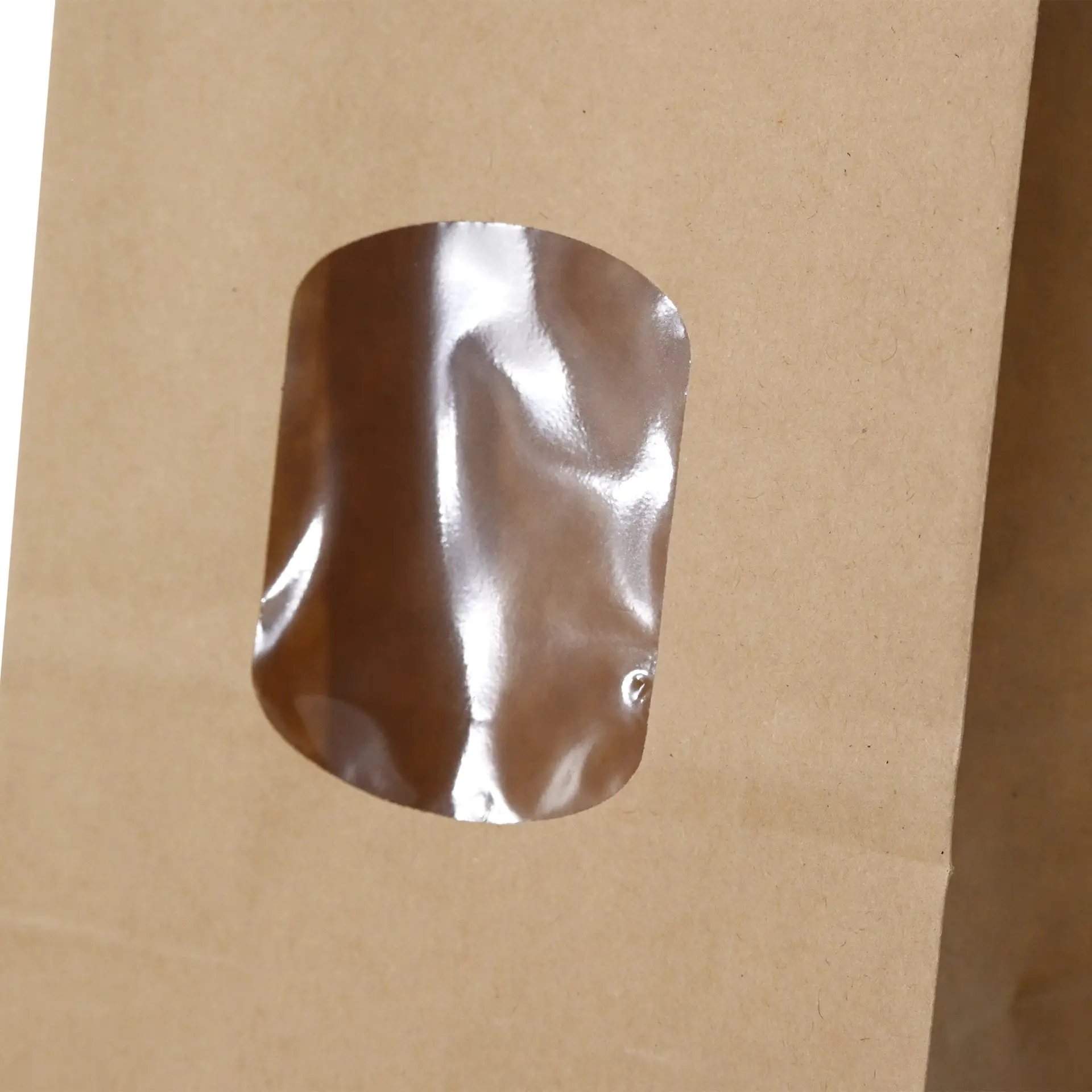 Busta in carta kraft marrone con finestra in PP trasparente, chiusura a legatura in metallo, misura 8,5 x 5 x 24 cm.