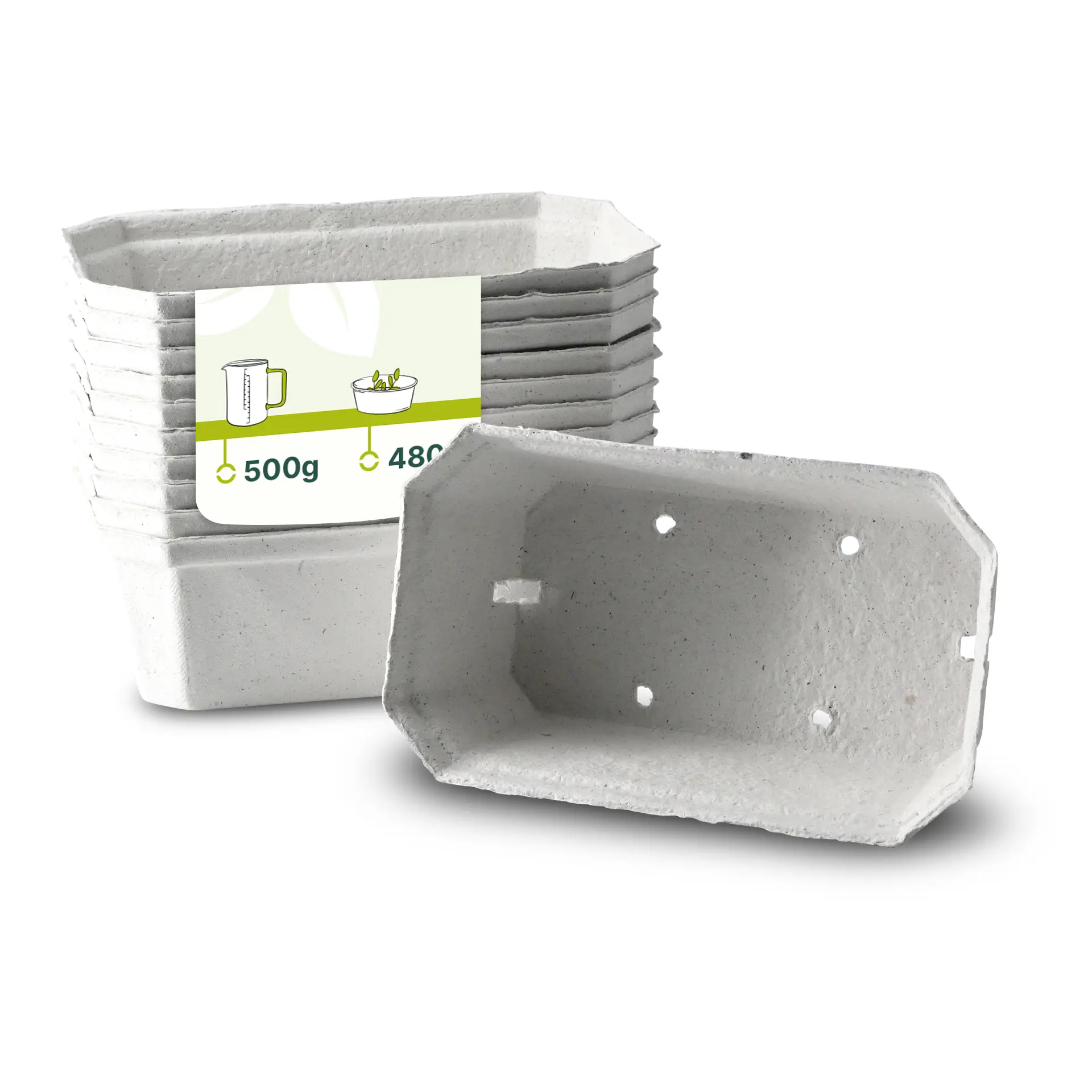 Un vassoio di polpa di legno bianco a fuoco; diversi vassoi simili impilati dietro. Progettato per trasportare frutti di bosco freschi.