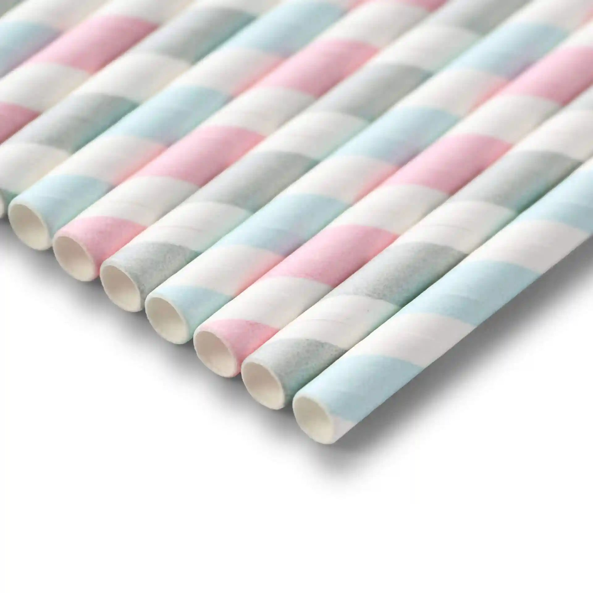 Cannucce di carta a righe pastello, lunghe 20 cm e con un diametro di 0,6 cm, disposte in fila.