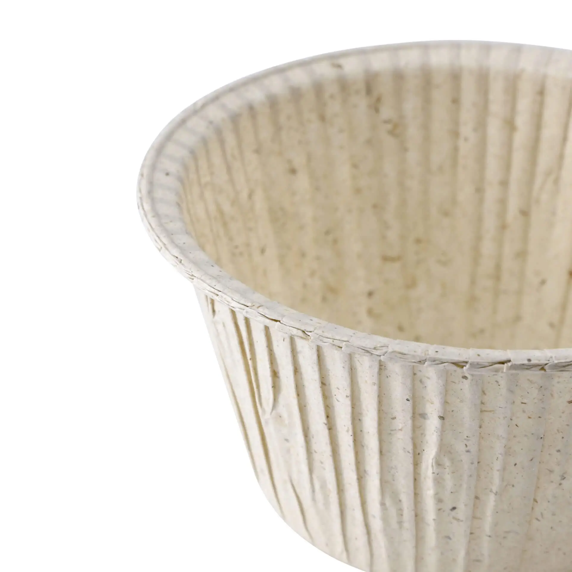 Un pirottino rotondo, cremoso e marrone in carta di erba con una texture rigata. Adatto per uso in forno e microonde.