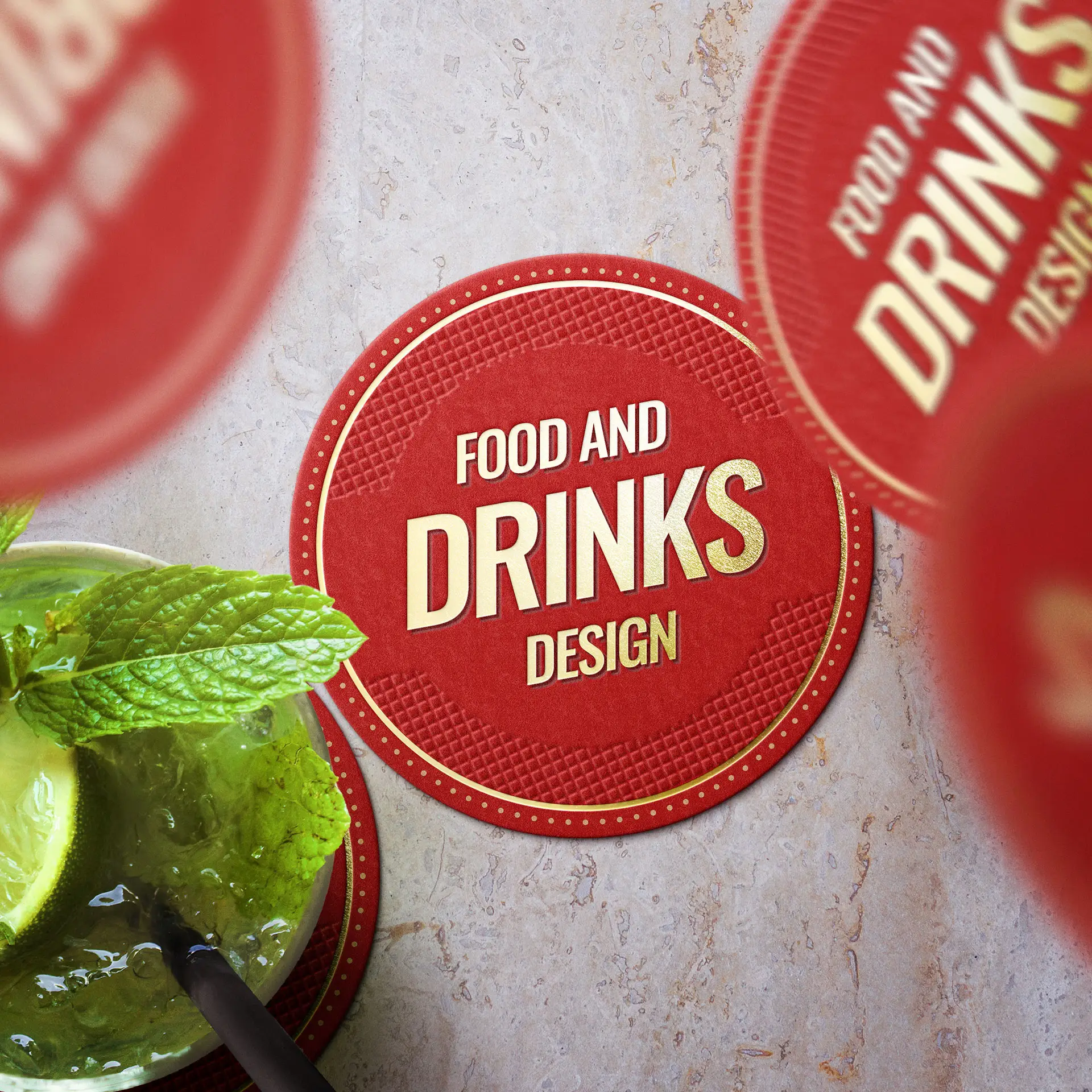 Sottobicchiere rotondo stampato con il testo "Food and Drinks Design", posizionato accanto a un cocktail e foglie di menta.