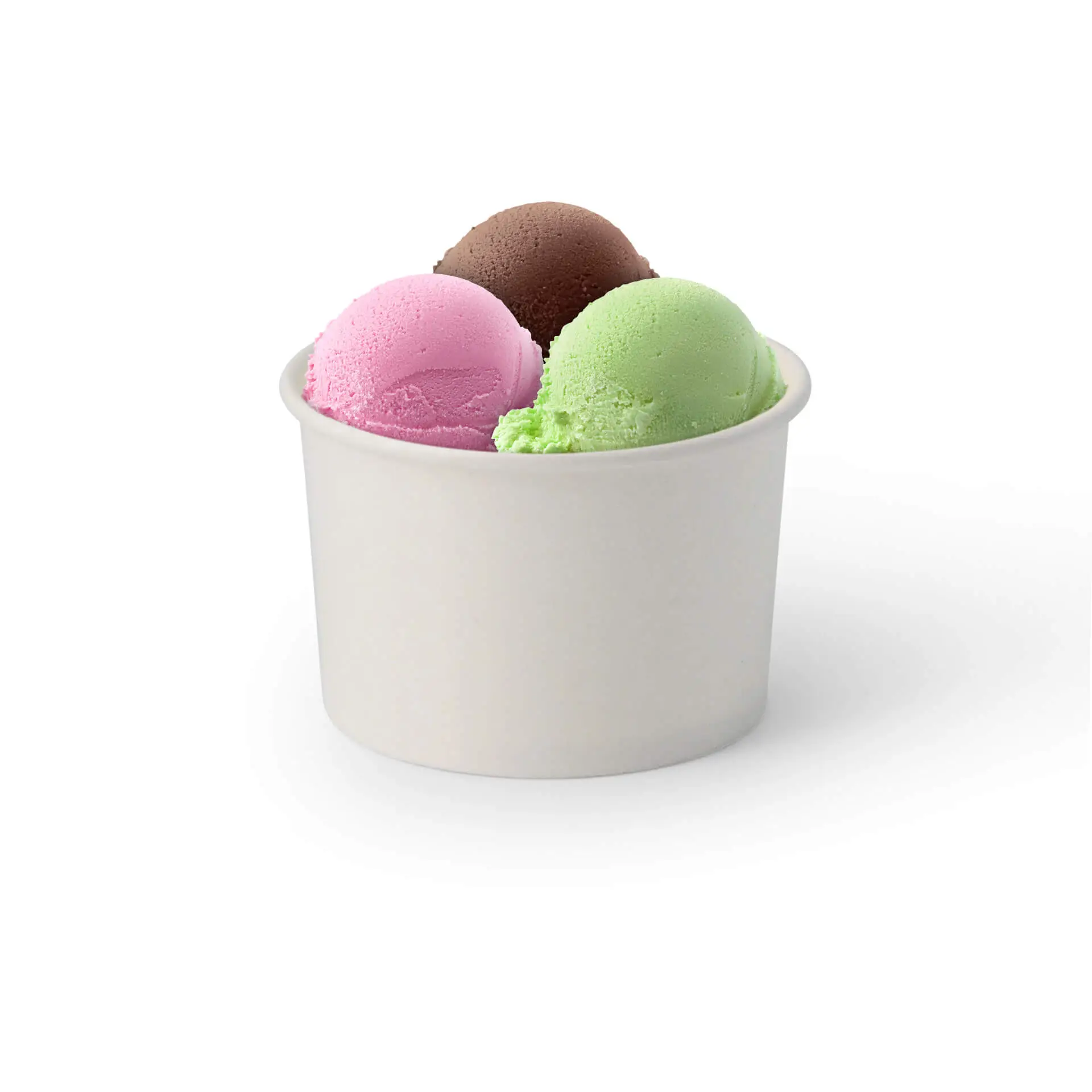 Tre palline di gelato in un bicchiere di carta bianco, con gusti cioccolato, fragola e pistacchio.