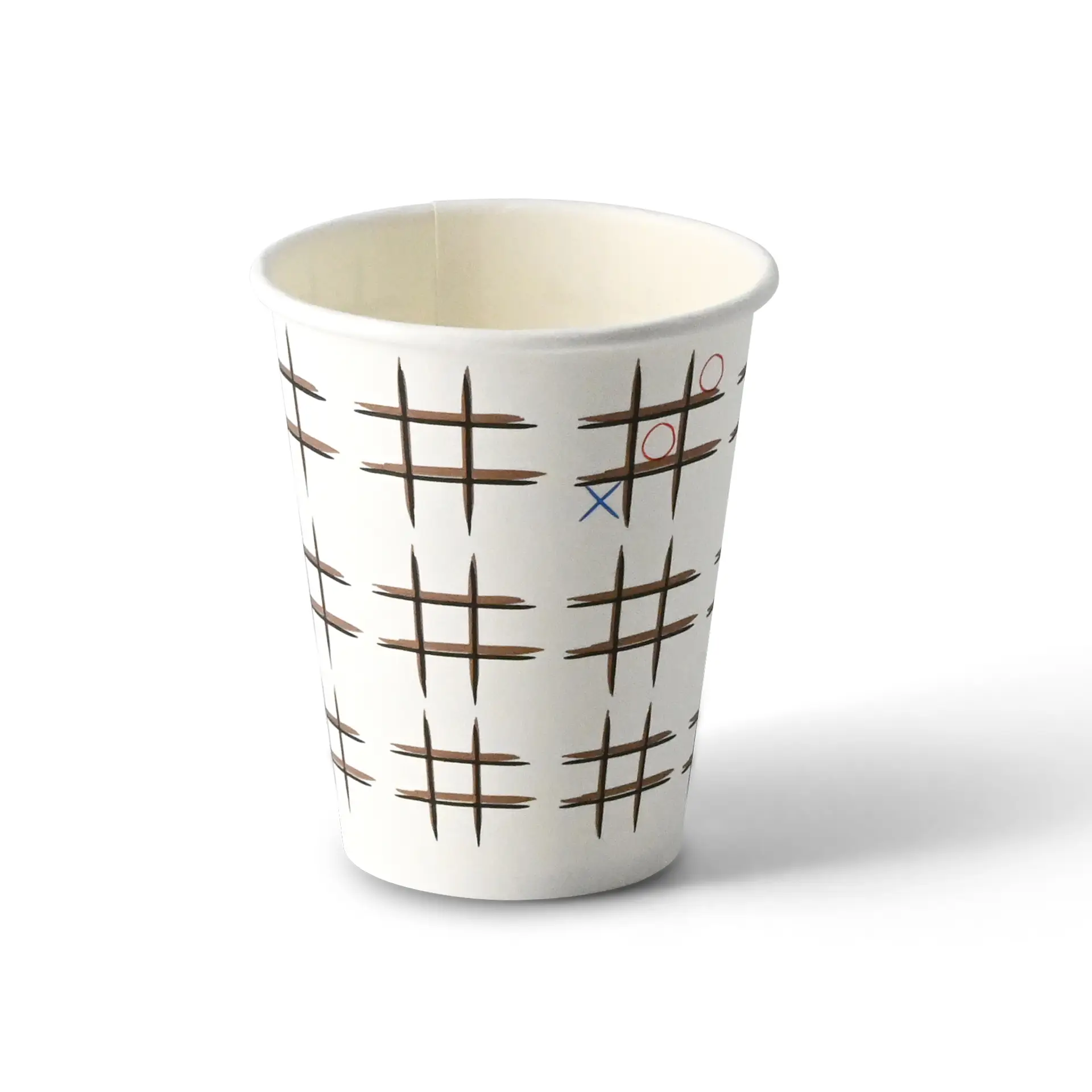 Un bicchiere di carta bianco con stampa "Tic Tac Toe"; adatto per bevande calde e fredde, ideale per caffè ed eventi.