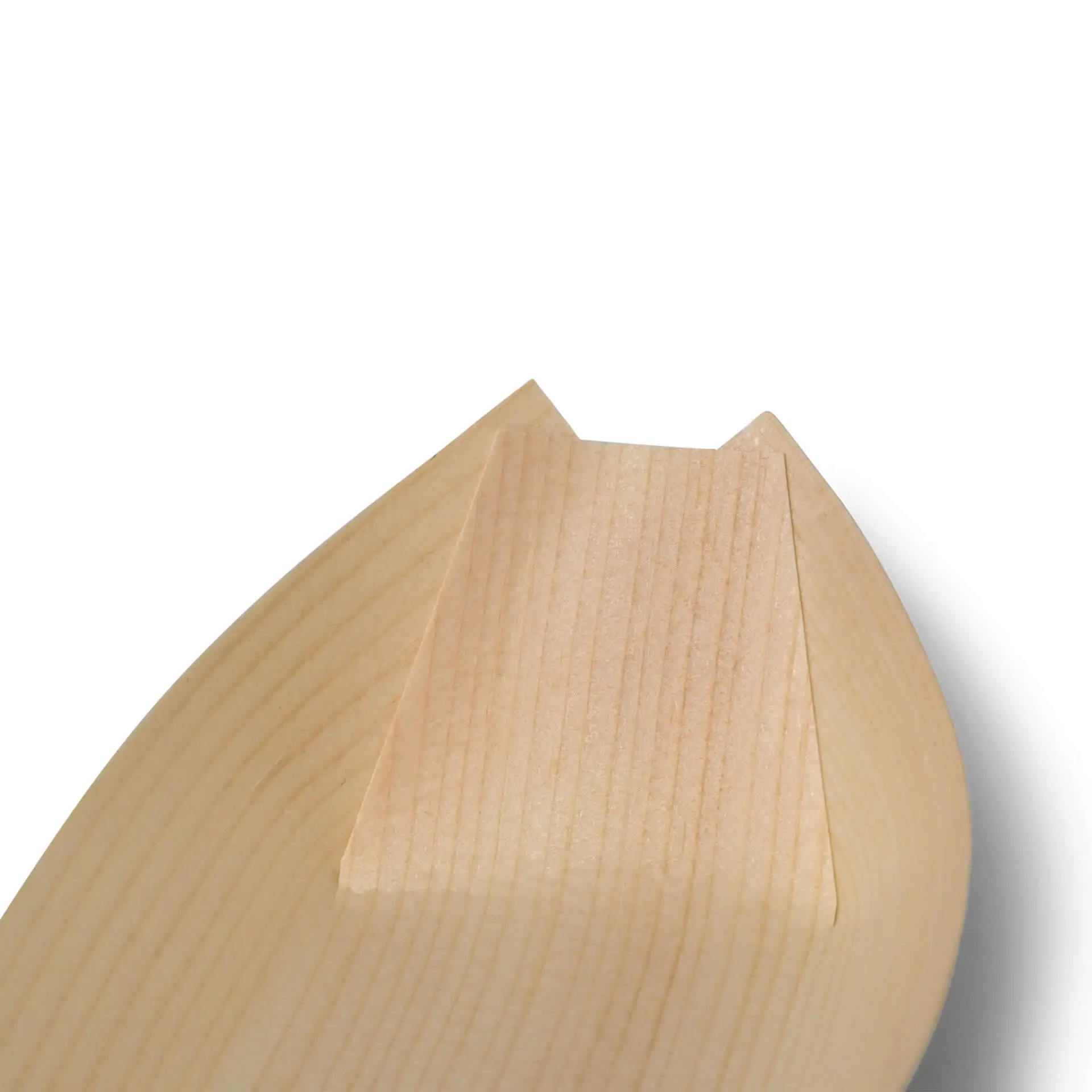 Primo piano della punta di un oggetto in legno a forma di barca con un'estremità piatta e superficie liscia.