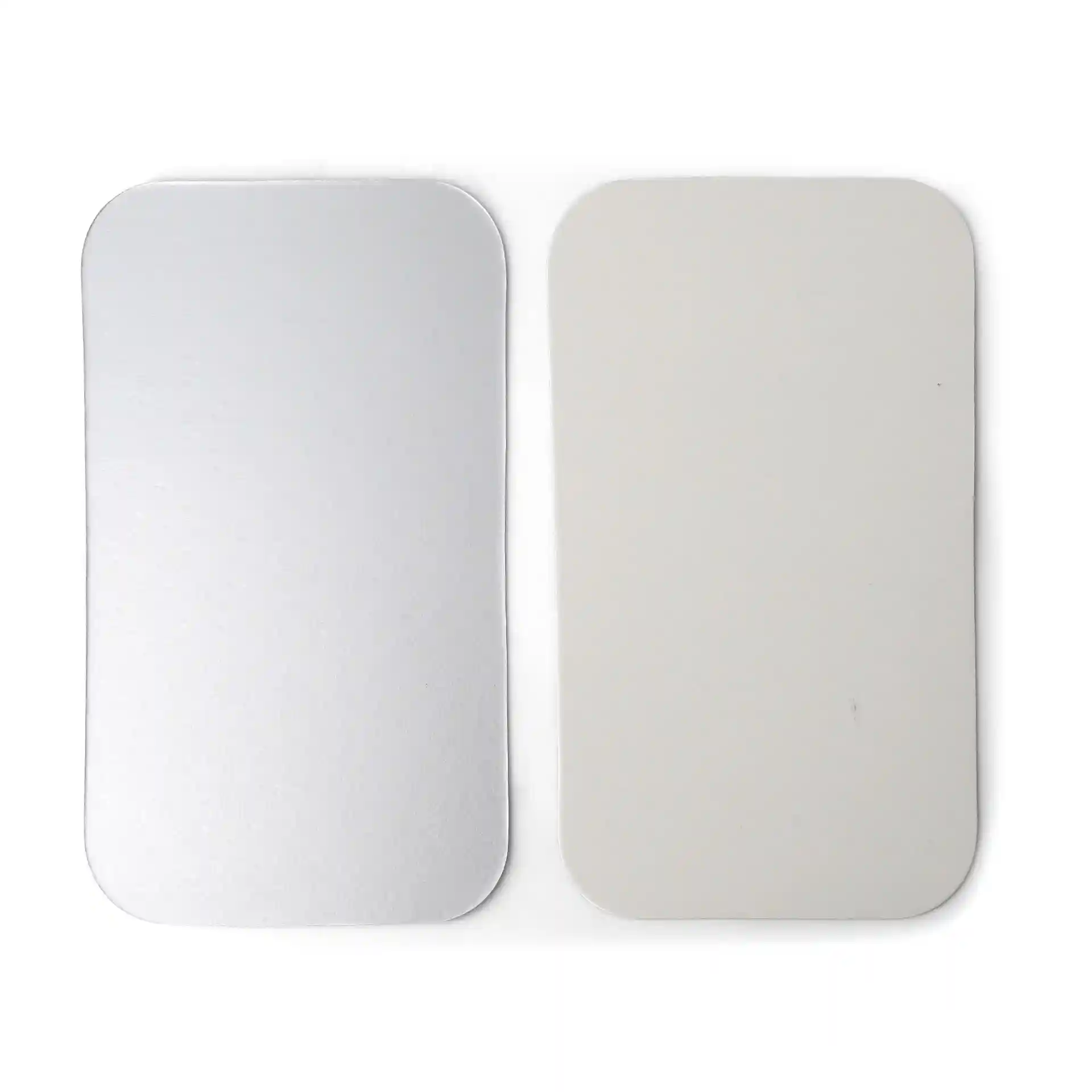 Coperchi in cartone di alluminio rettangolari in argento e bianco, progettati per contenitori in alluminio da 650 ml.