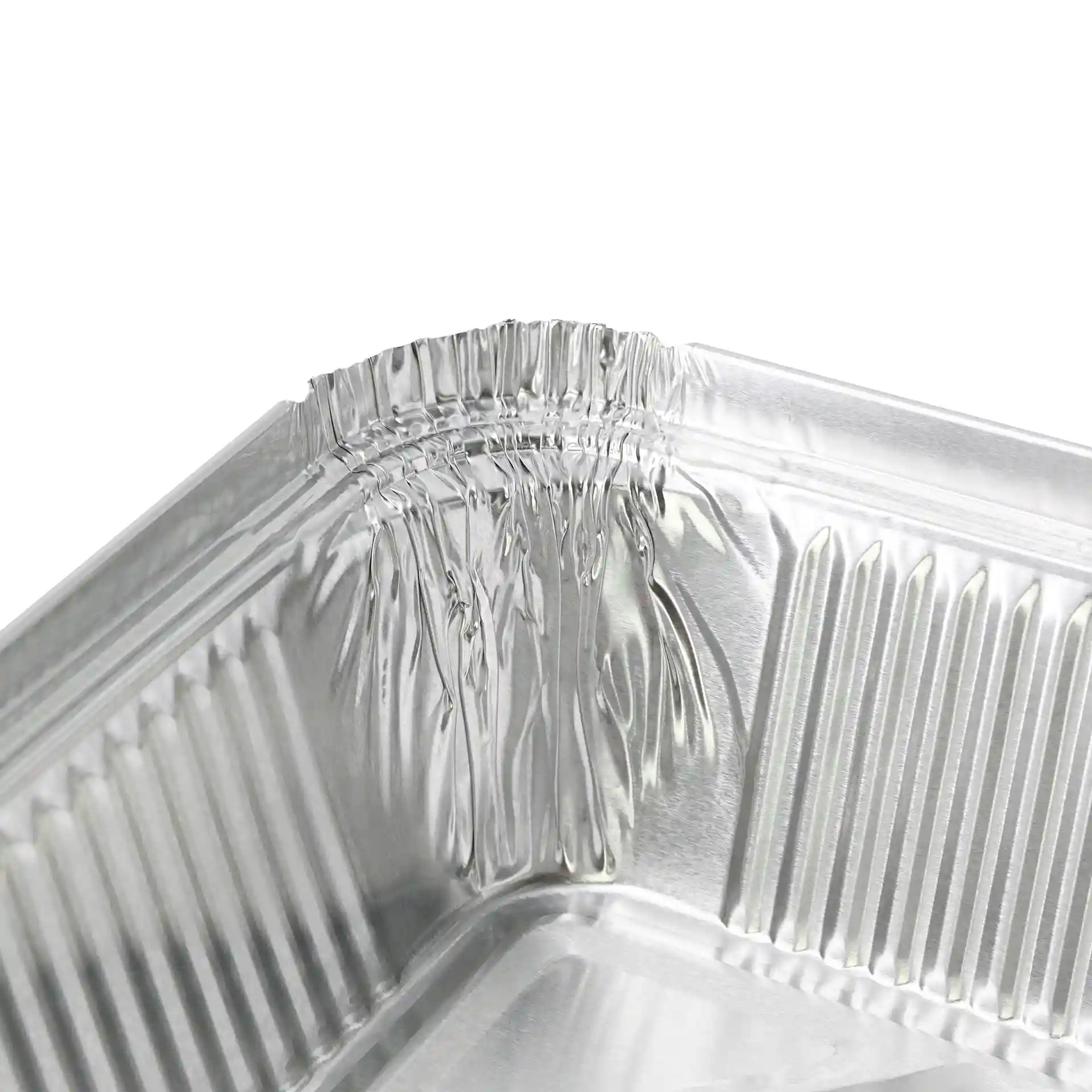Primo piano di un contenitore rettangolare in alluminio con bordi arricciati, misura 21,4 x 14,9 x 4,3 cm.