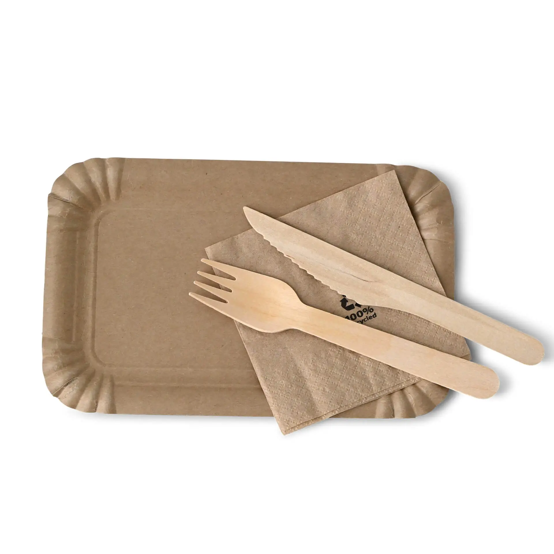 Un piatto rettangolare di cartone marrone con una barriera a base d'acqua, un coltello di legno, una forchetta e un tovagliolo sopra.