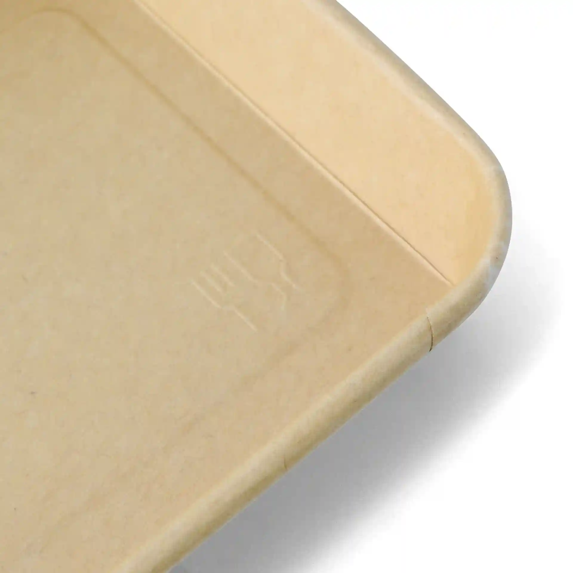Scatola di sushi marrone con superficie rivestita in PE, misura 18,5 x 13 x 2,5 cm, mostra un dettaglio dell'angolo.