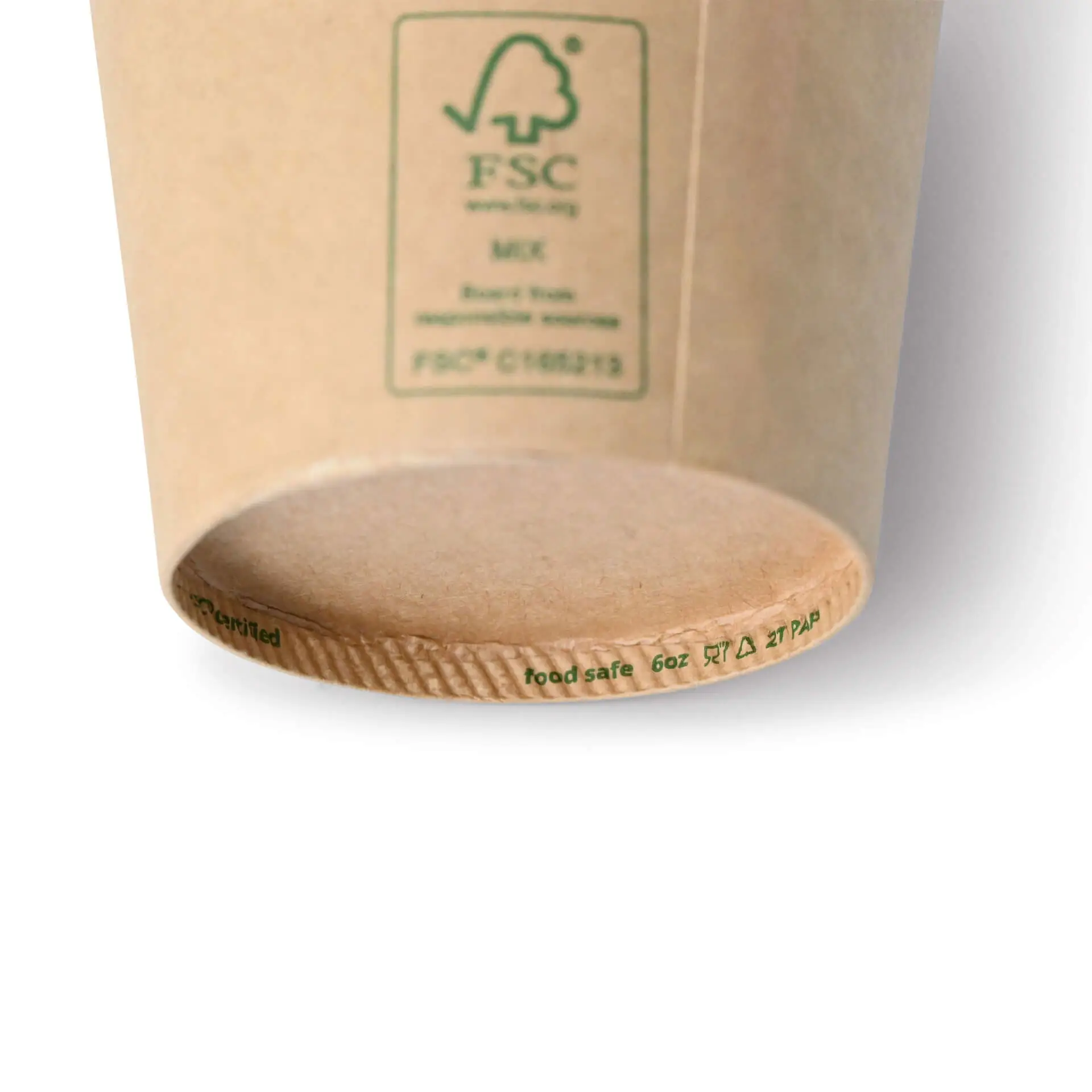Bicchiere di carta marrone da 6 oz, che mostra il fondo con etichetta di sicurezza alimentare e logo FSC.