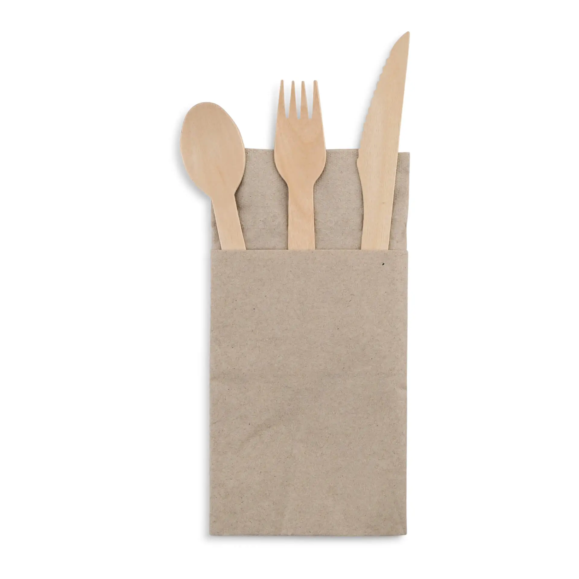 Sacchetto di carta marrone contenente un cucchiaio, una forchetta e un coltello di legno, con simbolo di riciclo visibile sul fondo.