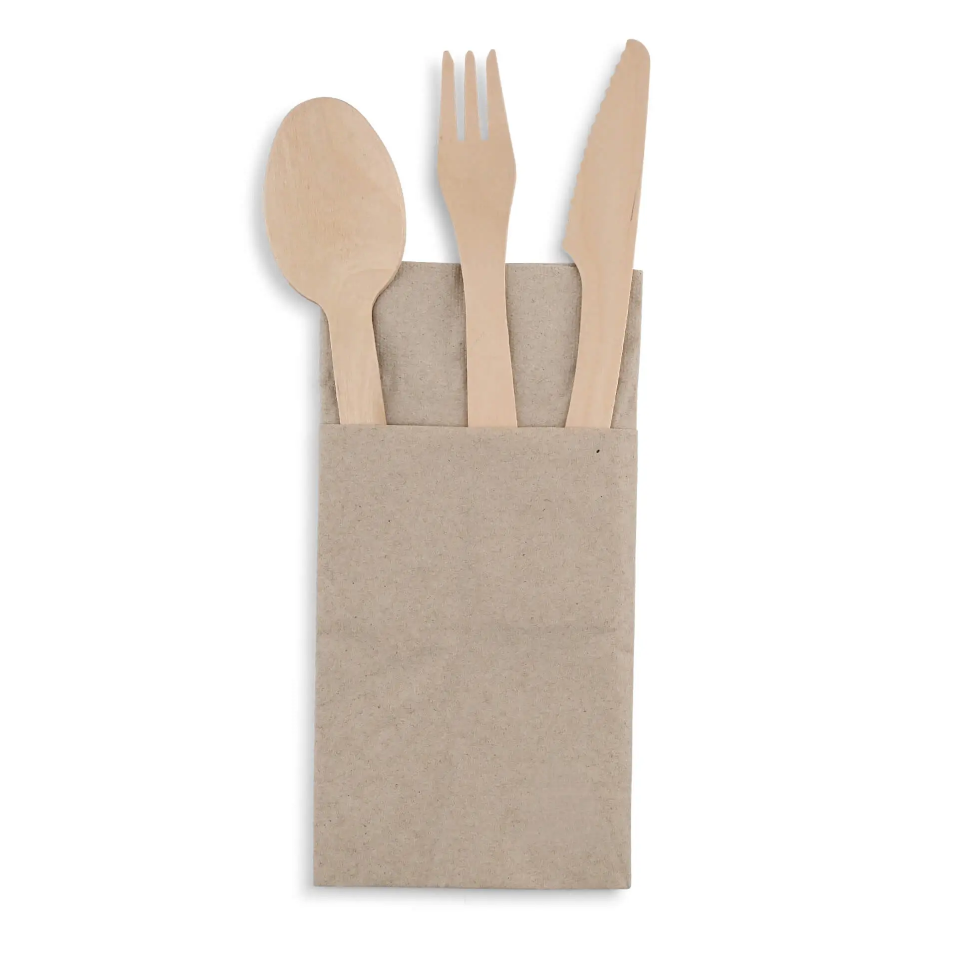 Cucchiaio, forchetta e coltello in legno in una busta di carta marrone, con le posate parzialmente visibili.