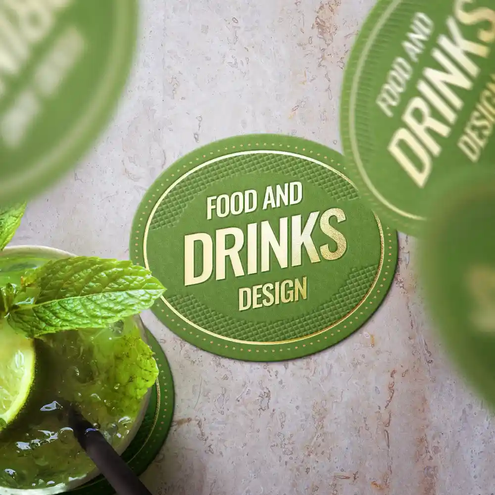 Sottobicchieri verde circolare con testo "Food and Drinks Design" e una bevanda con menta e lime in primo piano.