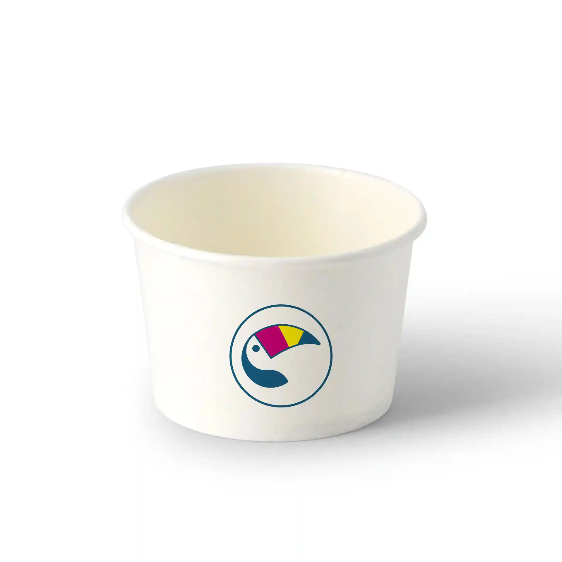 Bicchiere di cartone rotondo bianco con un logo colorato, capacità di 125 ml, su uno sfondo semplice.