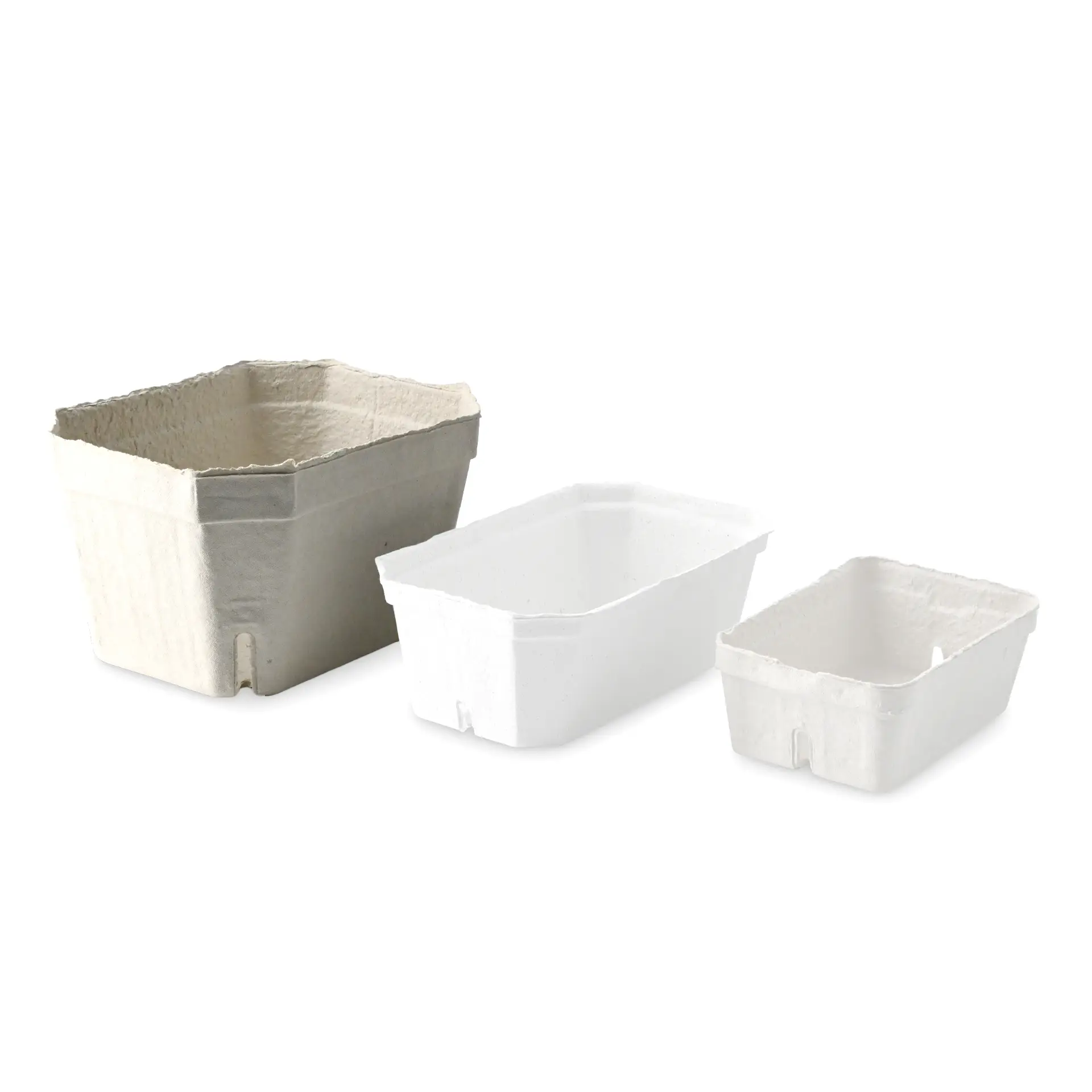 Un vassoio rettangolare in pasta di legno bianco; due vassoi simili di diverse dimensioni sullo sfondo.