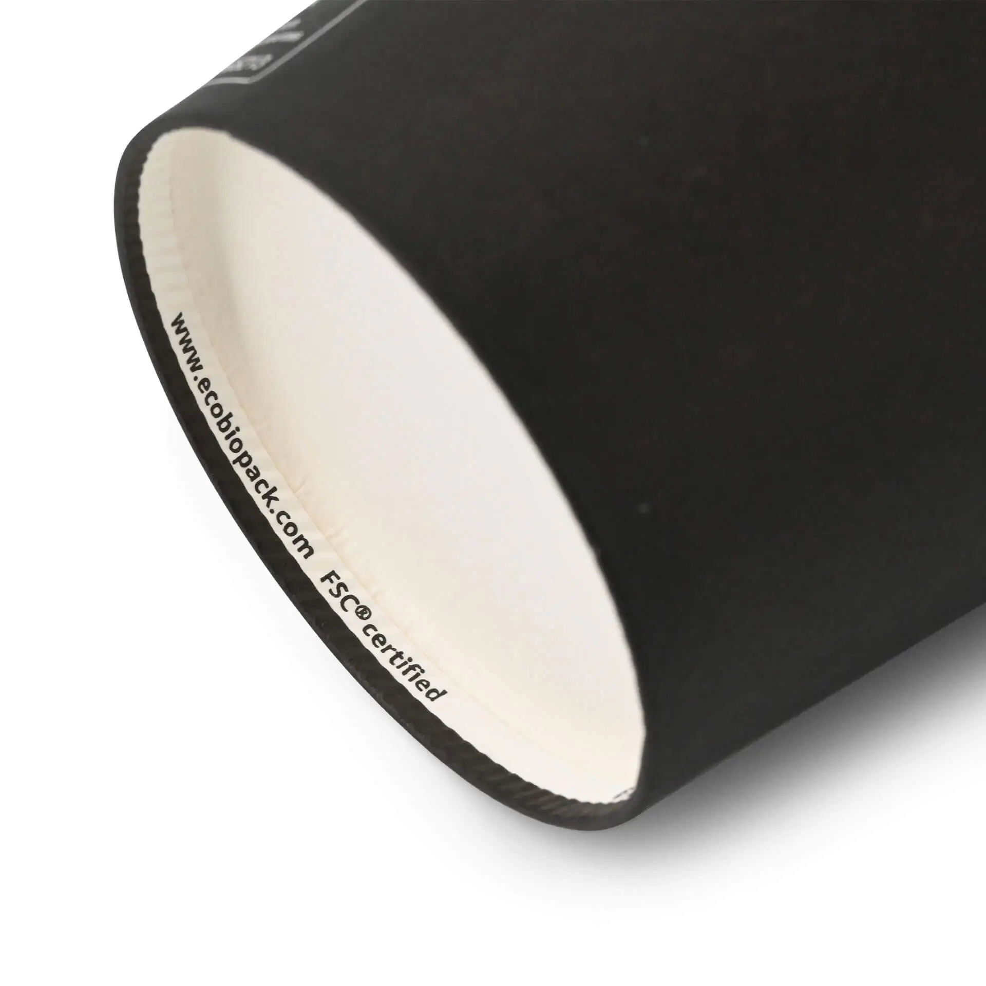 Bicchiere di cartone nero a forma rotonda, mostra il rivestimento interno bianco e una parte del bordo inferiore.